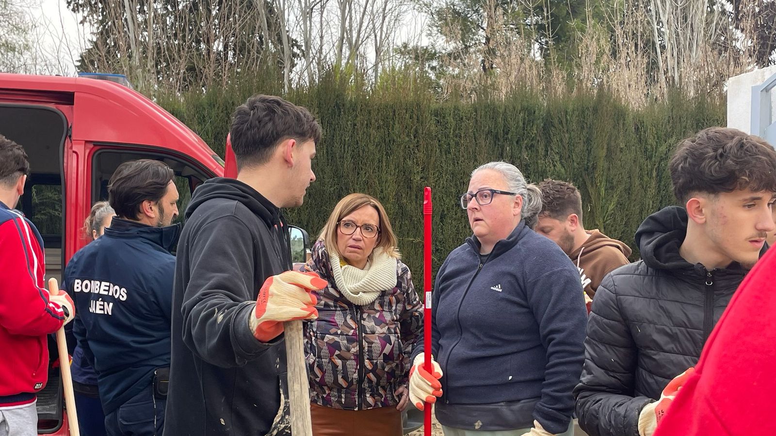 Mari Carmen Angulo y Manuel Troyano reparten material en las casas afectadas.