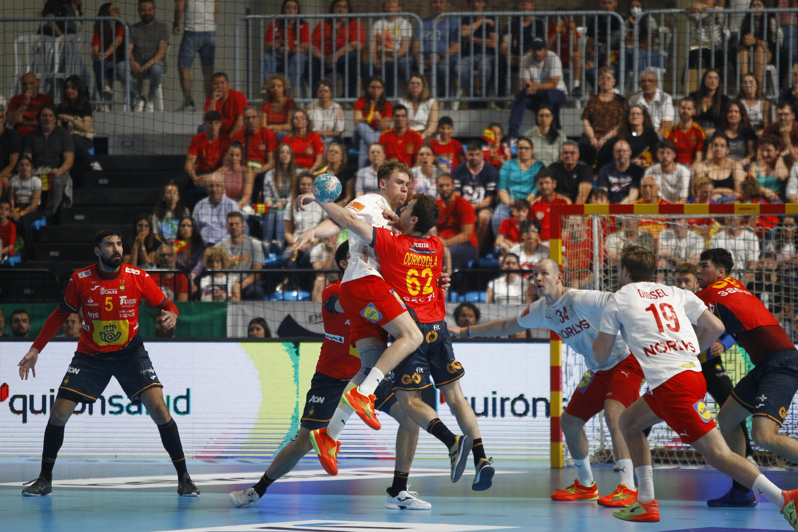 Imágenes del España-Dinamarca de la EHF Euro Cup de balonmano, en Almería