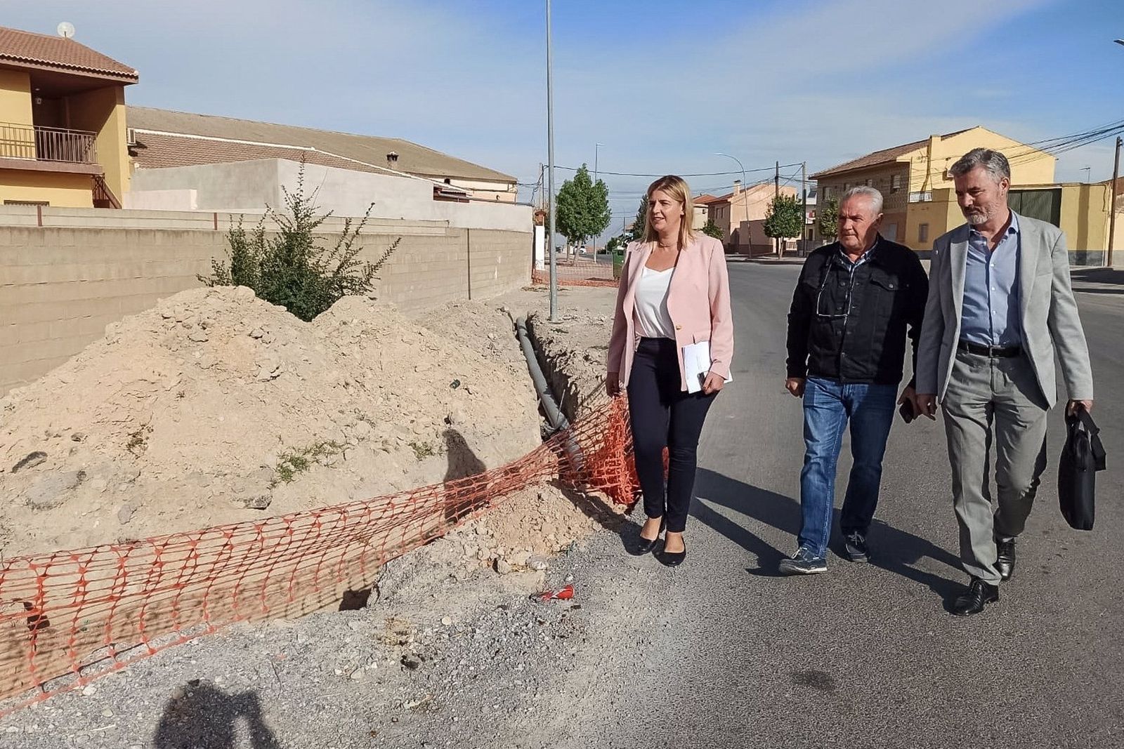 La delegada de Justicia, Administración Local y Función Pública de la Junta en Granada, Inmaculada Hernández, y el alcalde de Chimeneas, Miguel Pérez Izquierdo, visitan obras de mejora de calles