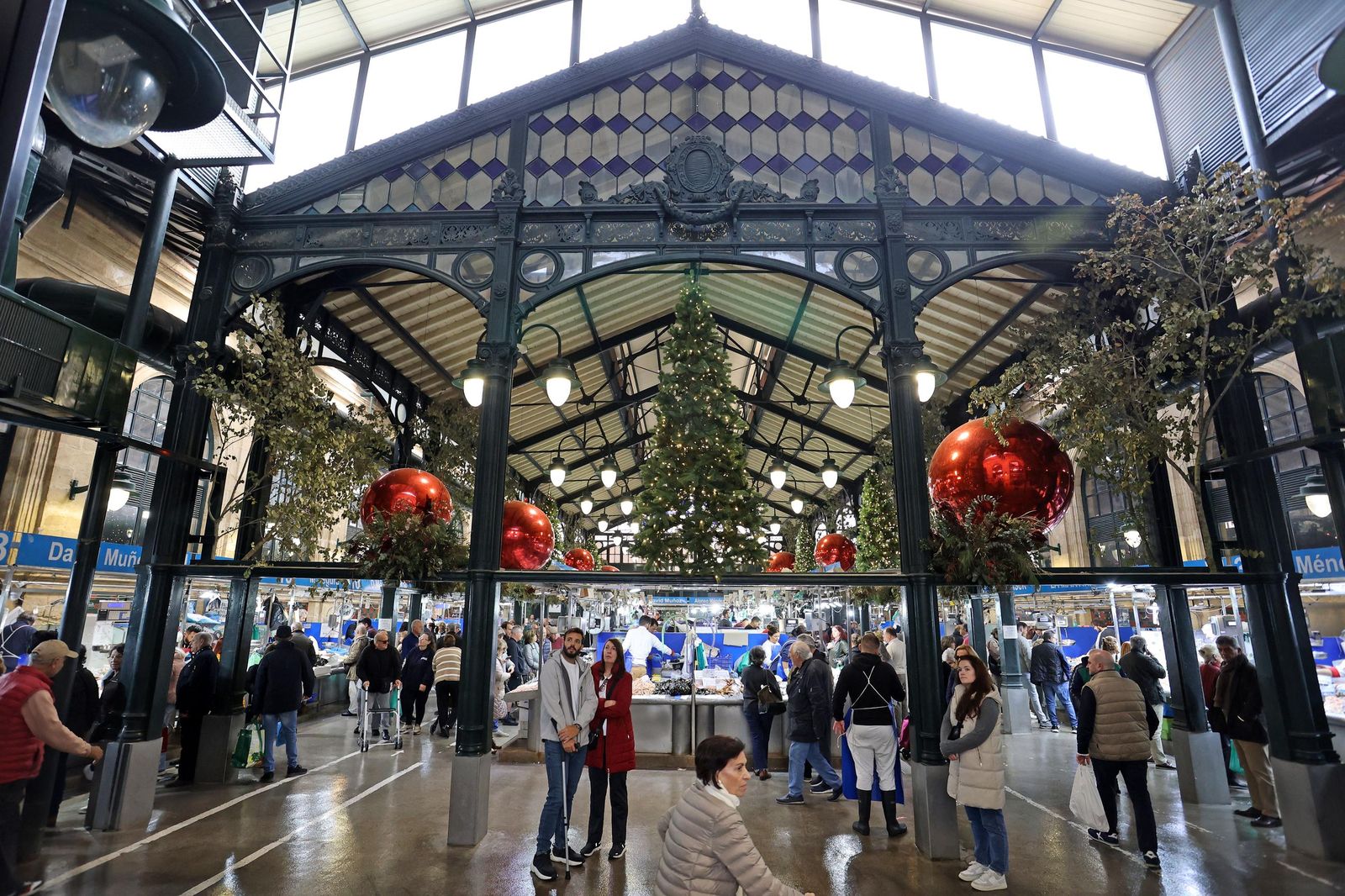 Zona del pescado de la plaza de abastos de Jerez decorada por Navidad.