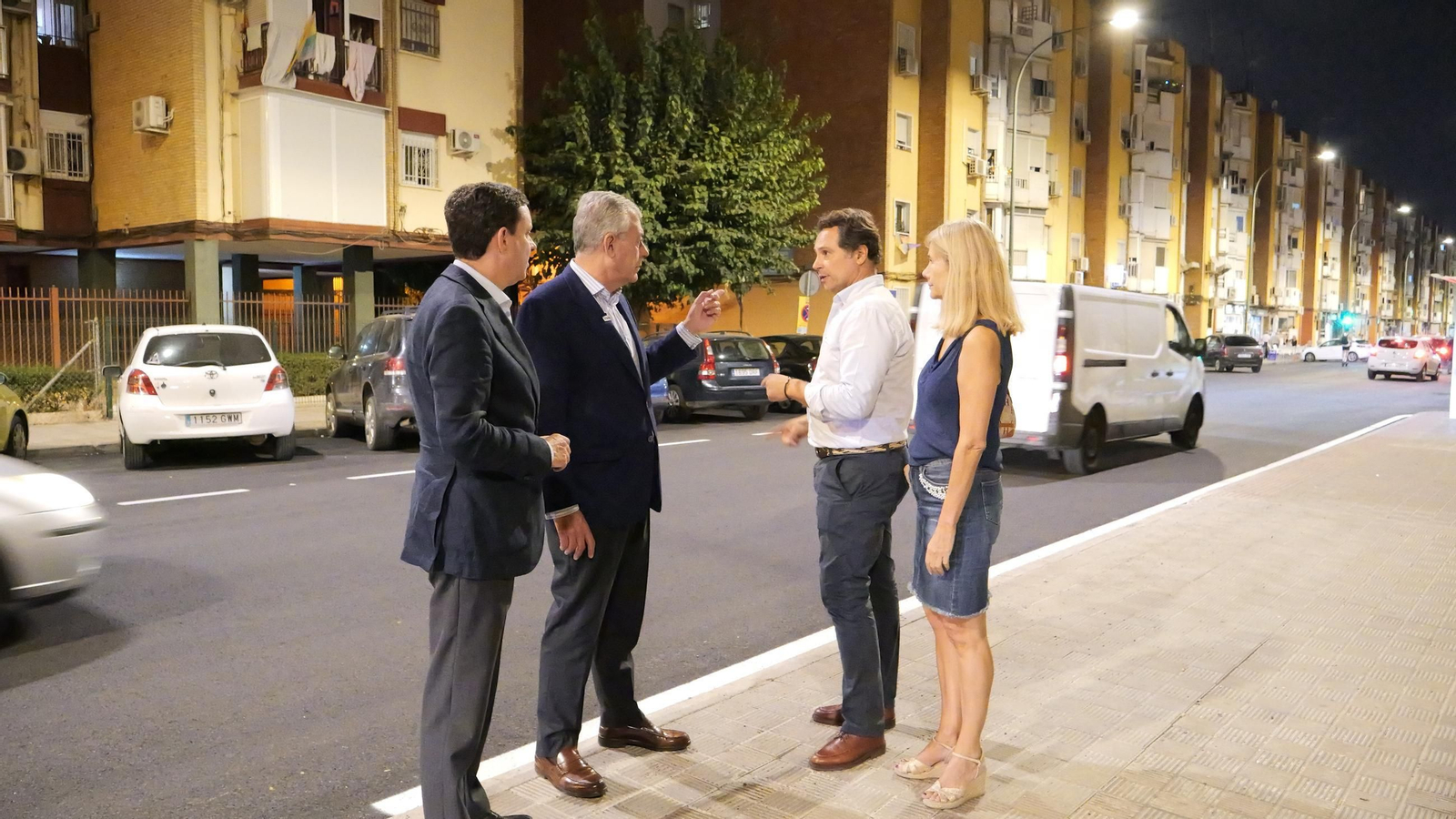 Sanz con su delegado de Urbanismo en la avenida Pino Montano reasfaltada.