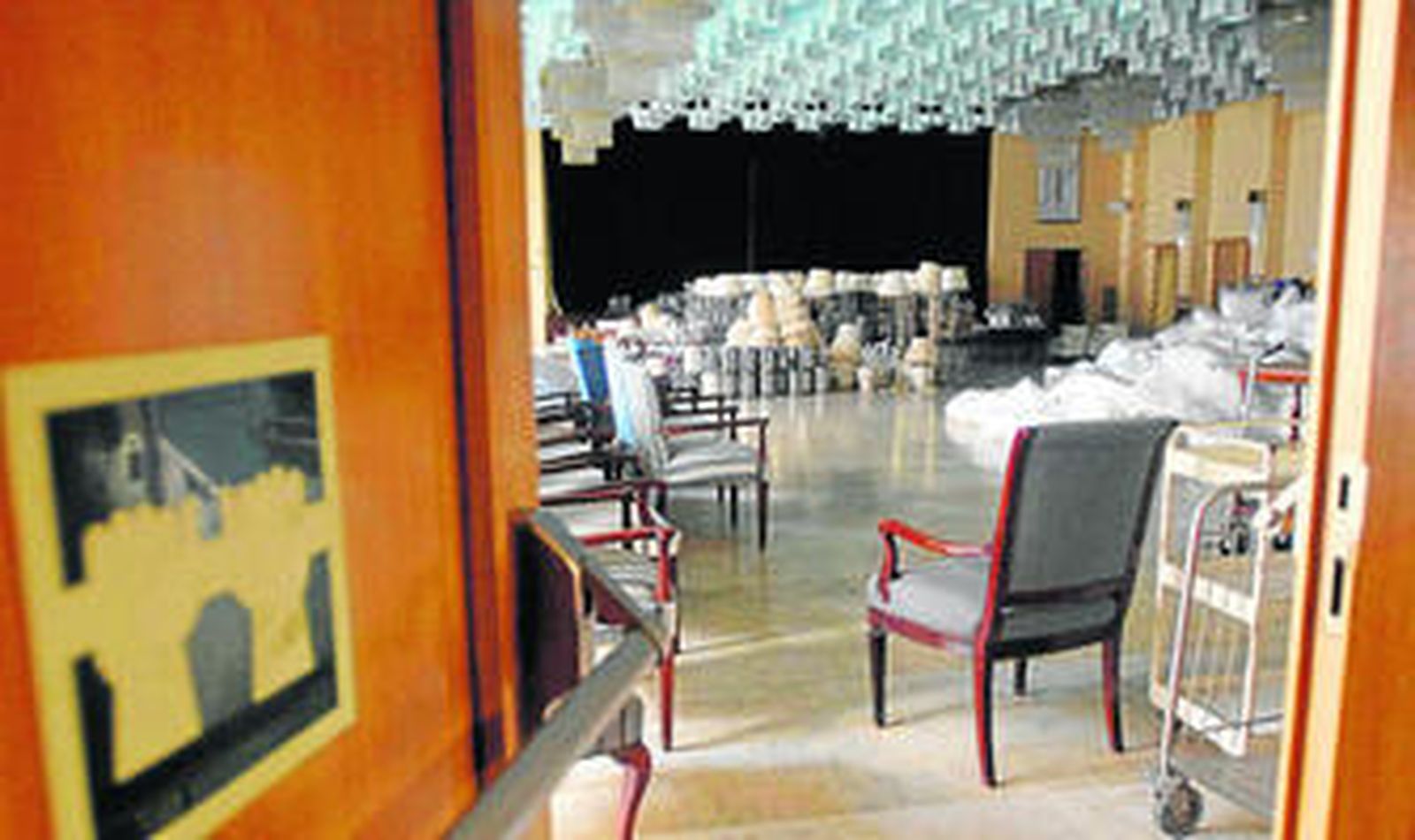 El mobiliario que aún queda dentro del Parador Atlántico se almacena en el salón Caleta y posteriormente se trasladará a otros Paradores.