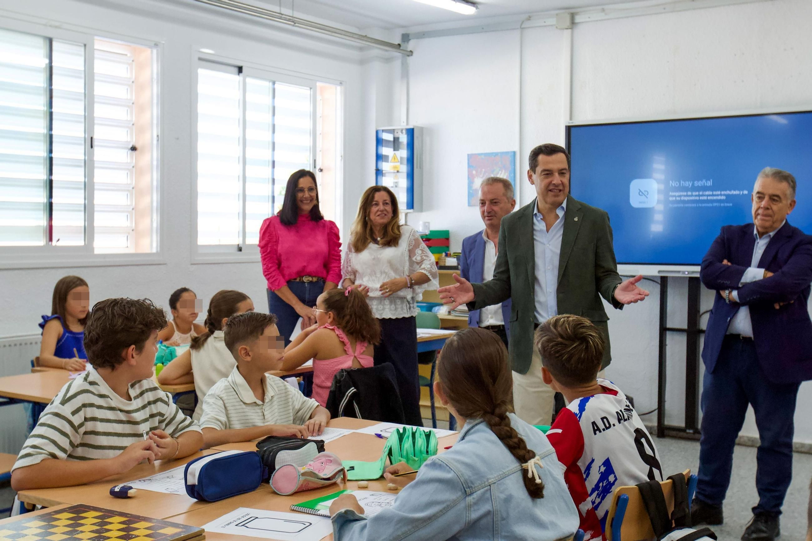 El presidente de la Junta, Juanma Moreno, este miércoles en un colegio de Almonte.