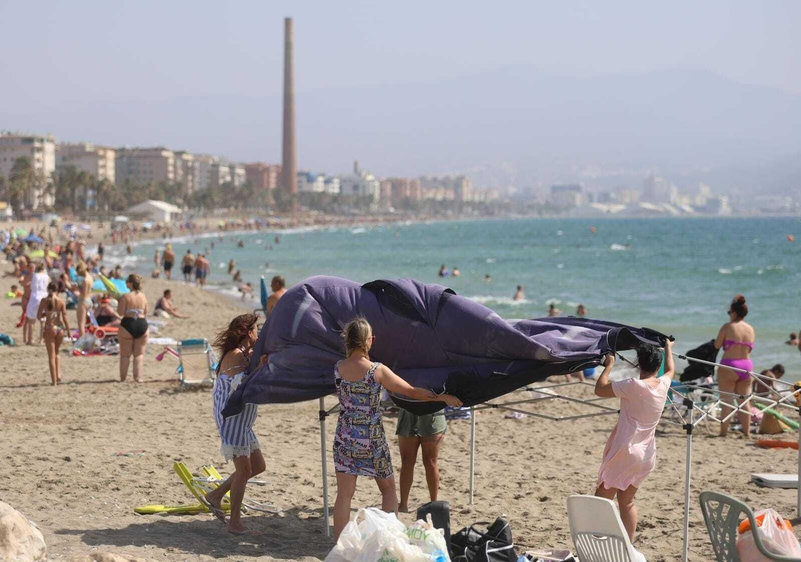 Un grupo de personas en la playa estos días