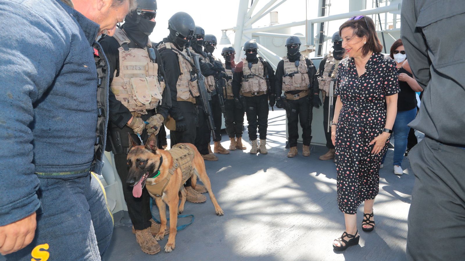 La ministra de Defensa, Margarita Robles, visita la Fragata Reina Sofía en la Base de Rota.