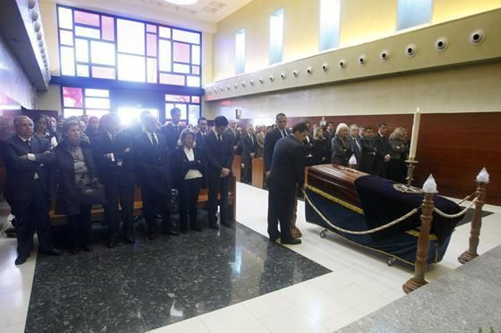Cientos de personas acuden al funeral del concejal Evelio Ingunza.  Foto: Jose Braza