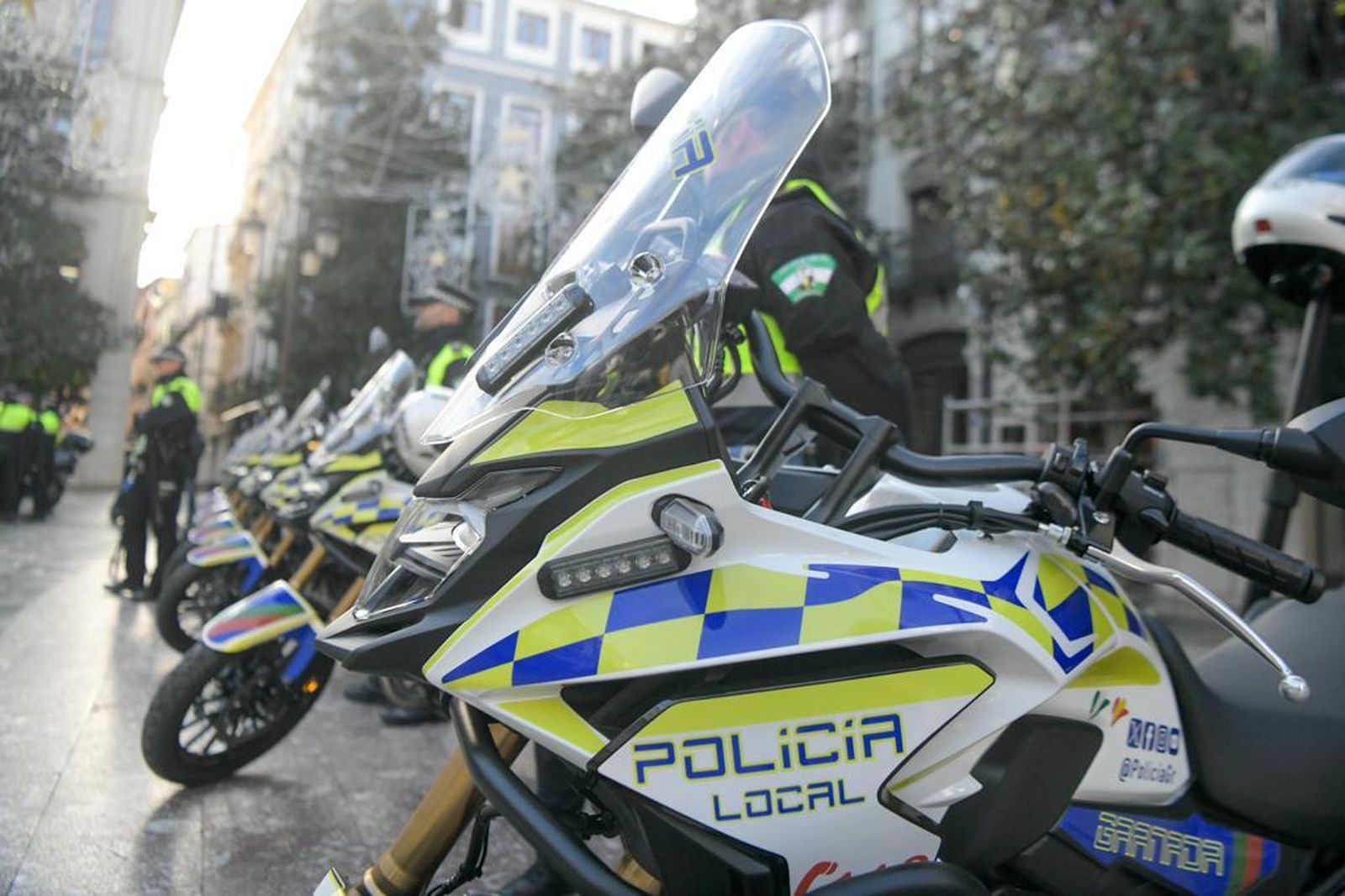 Varias de las nueva motos de la Policía expuestas en la Plaza del Carmen