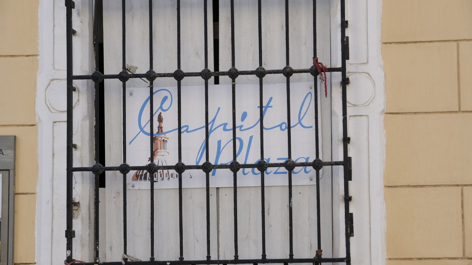 Cartel que indica la próxima apertura de Capitol Plaza