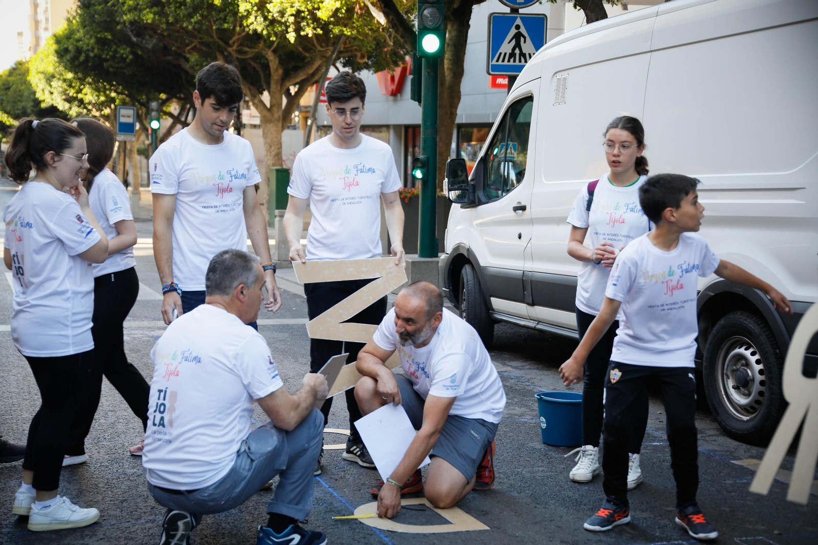 Así es la alfombra de serrín de 60 metros en el Paseo de Almería, en imágenes.