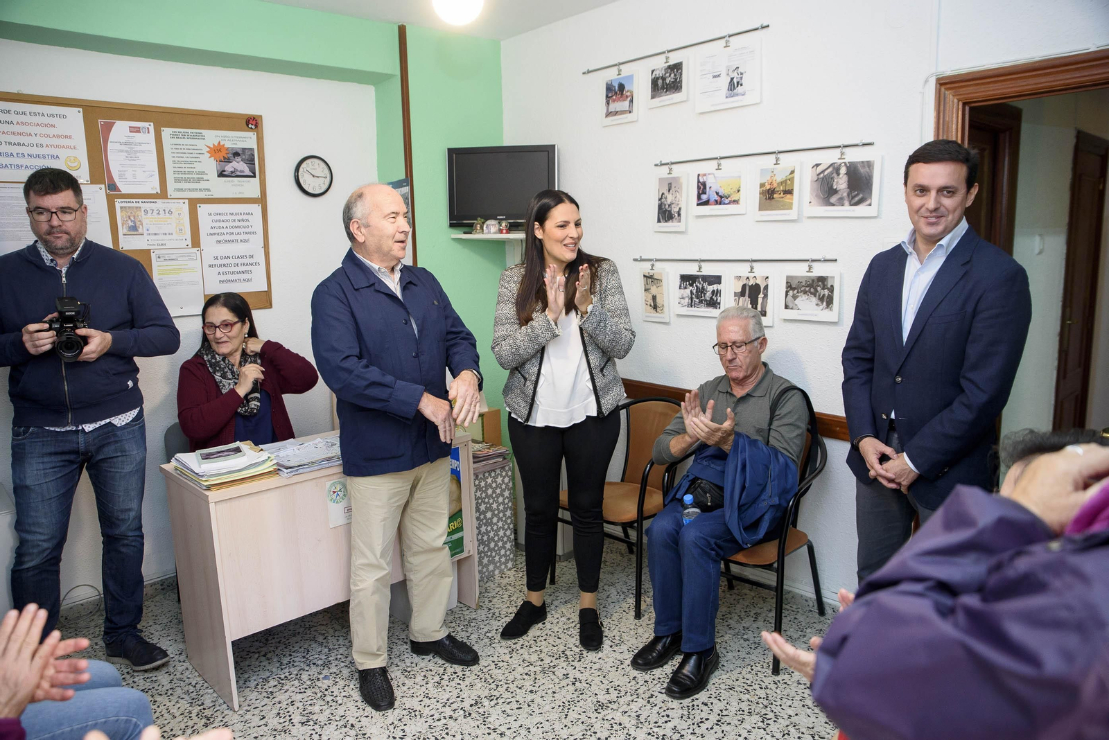 El vicepresidente con los miembros de la asociación.