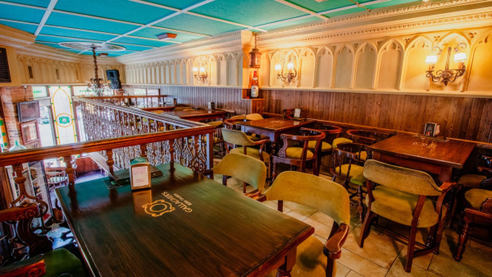 José Antonio le hace un reconocimiento a la cultura irlandesa con este establecimiento que ofrece una gran variedad de bebidas internacionales.