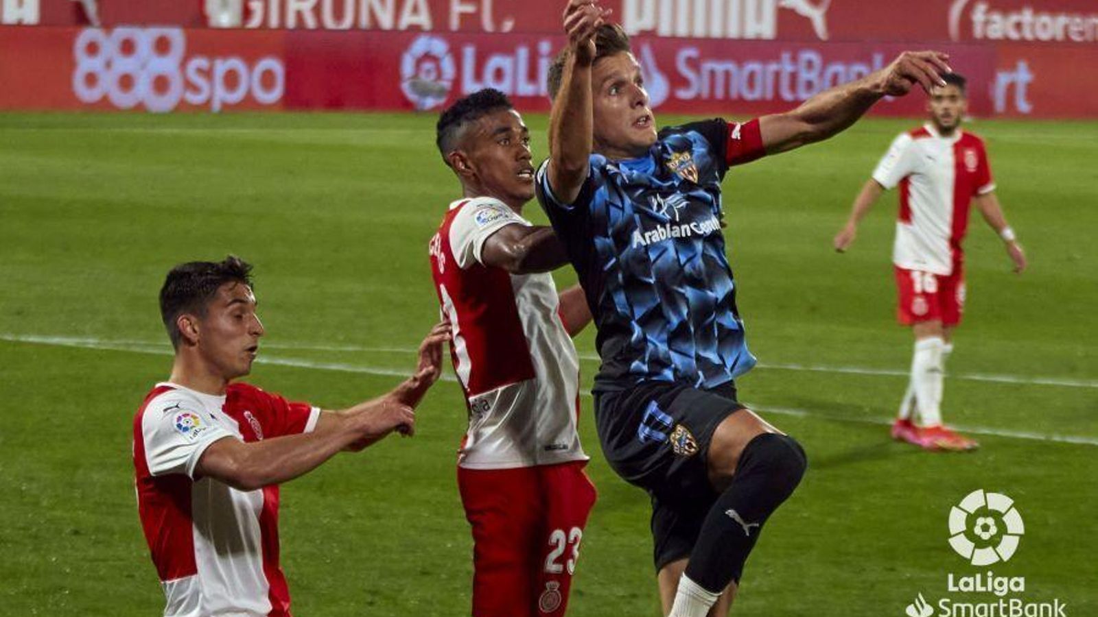 Corpas disputa con Bárcenas un balón aéreo