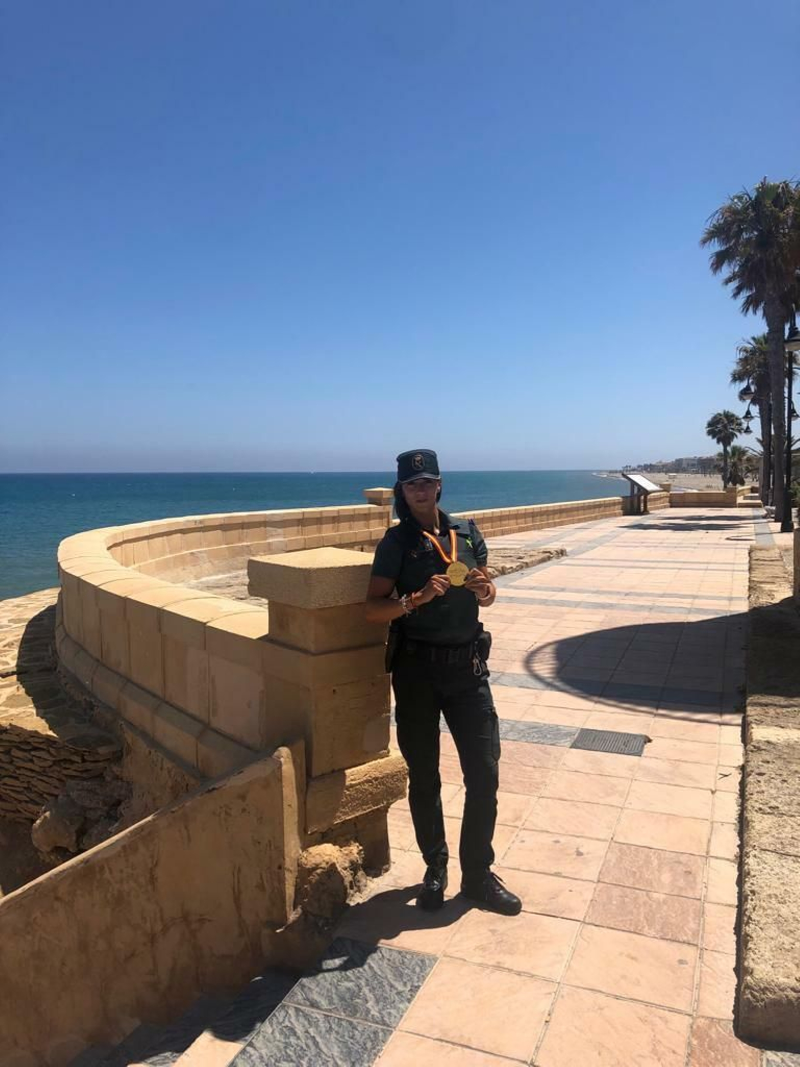 La guardia civil Jennifer Fernández muestra orgullosa su medalla en el Castillo de Santa Ana de Roquetas.