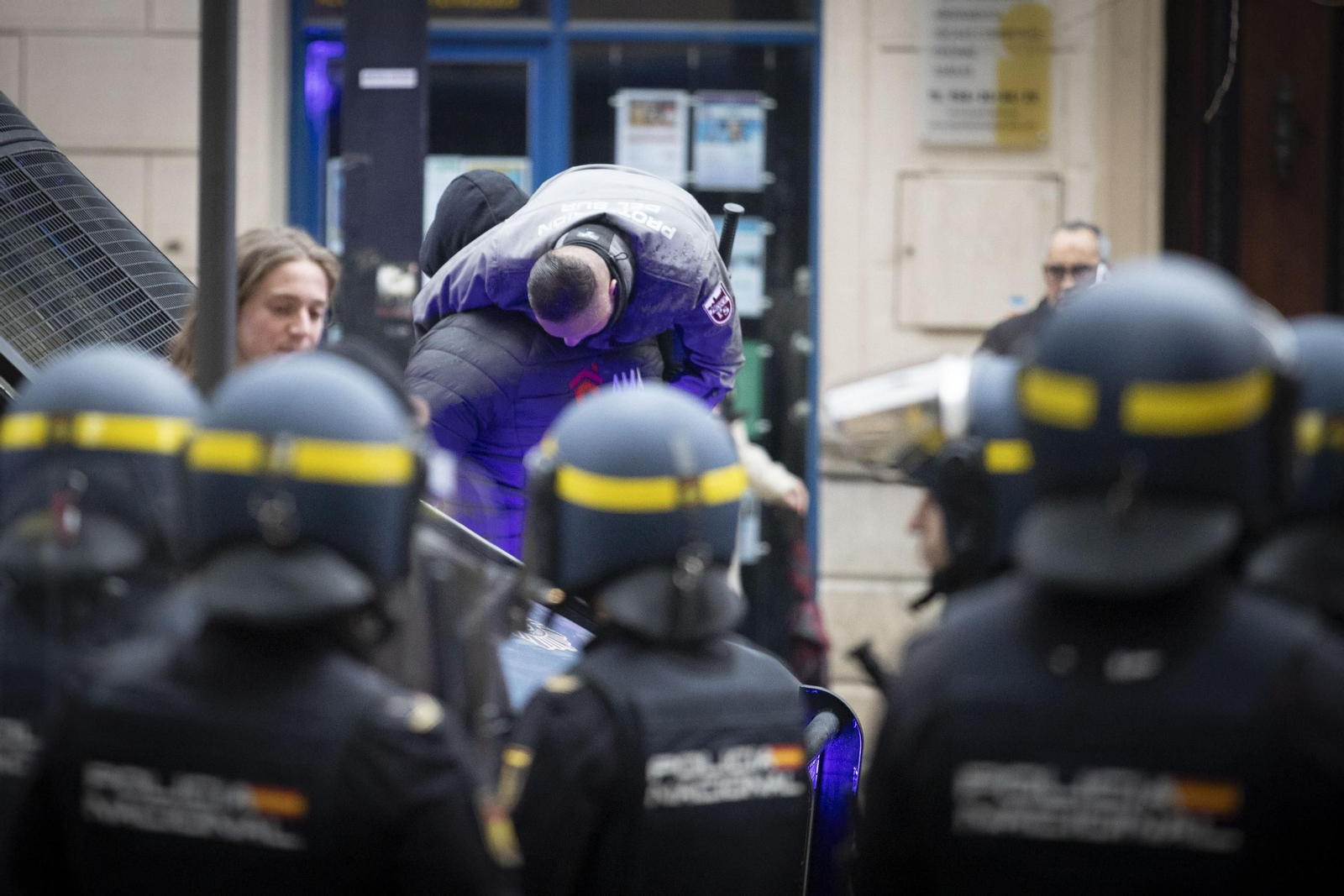 Todas las imágenes de la intervención policial contra unos okupas en Granada: tensión, detenidos y un herido