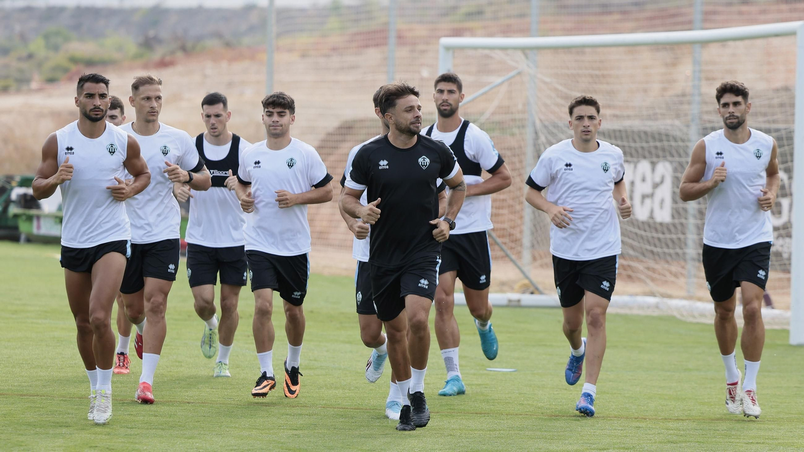 Los jugadores del Castellón calientan antes de un entrenamiento previo a su visita al Córdoba CF.