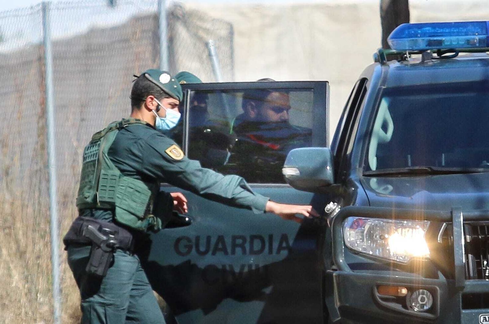 Uno de los detenidos en la operación que desarrolla la Guardia Civil en Roquetas de Mar.