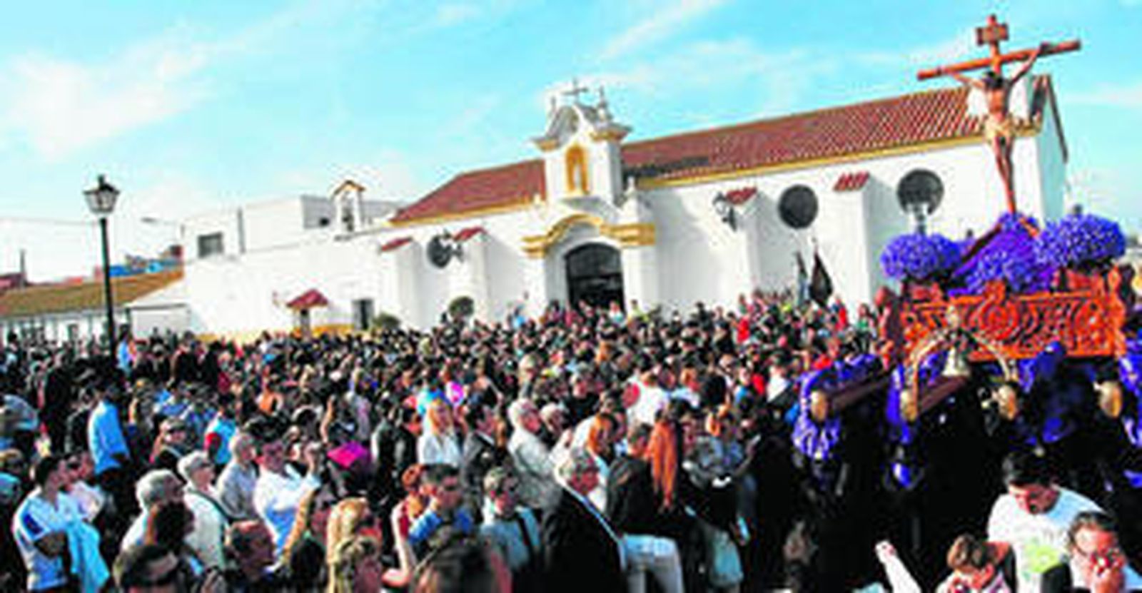 El Cristo del Mar, en una abarrotada plaza de Guillermino José Chaminade.