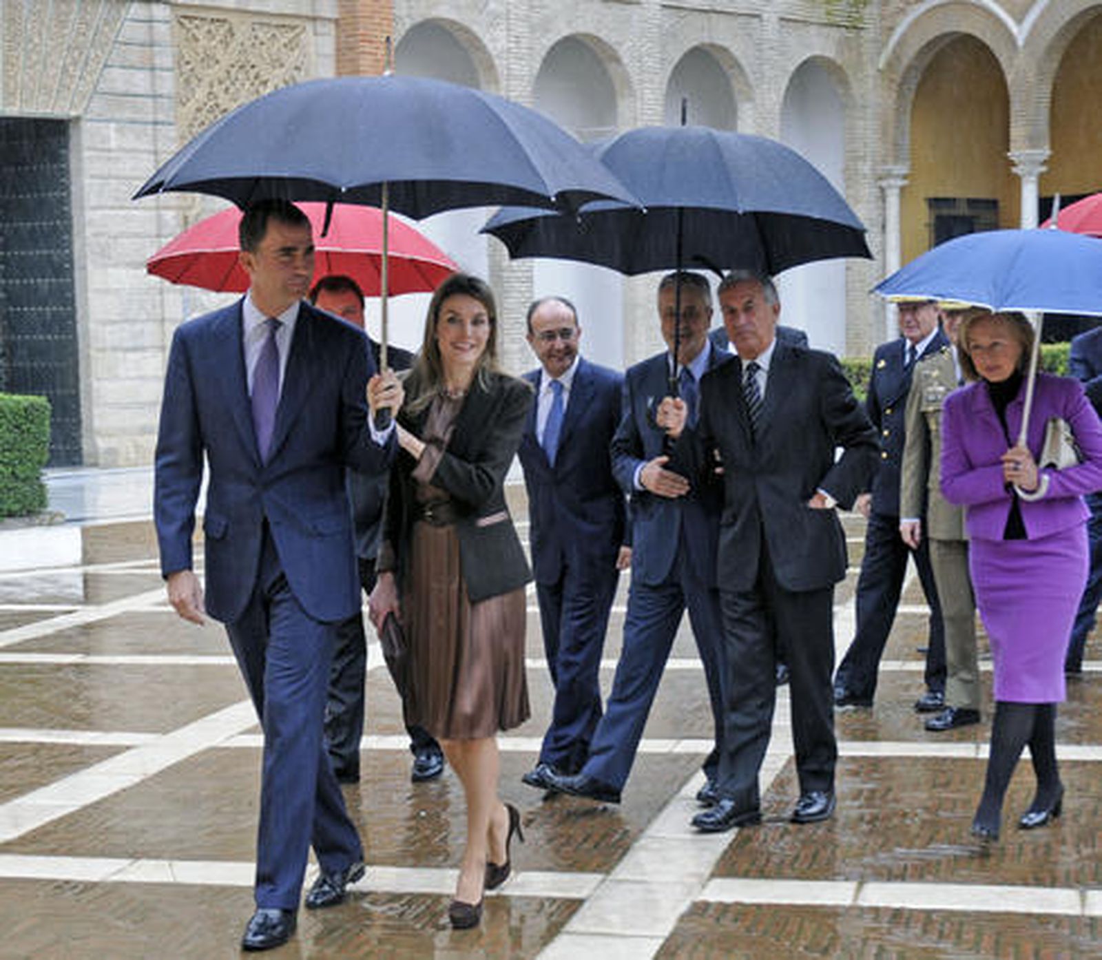 Los Príncipes de Asturias acompañados por autoridades.

Foto: Juan Carlos Vázquez