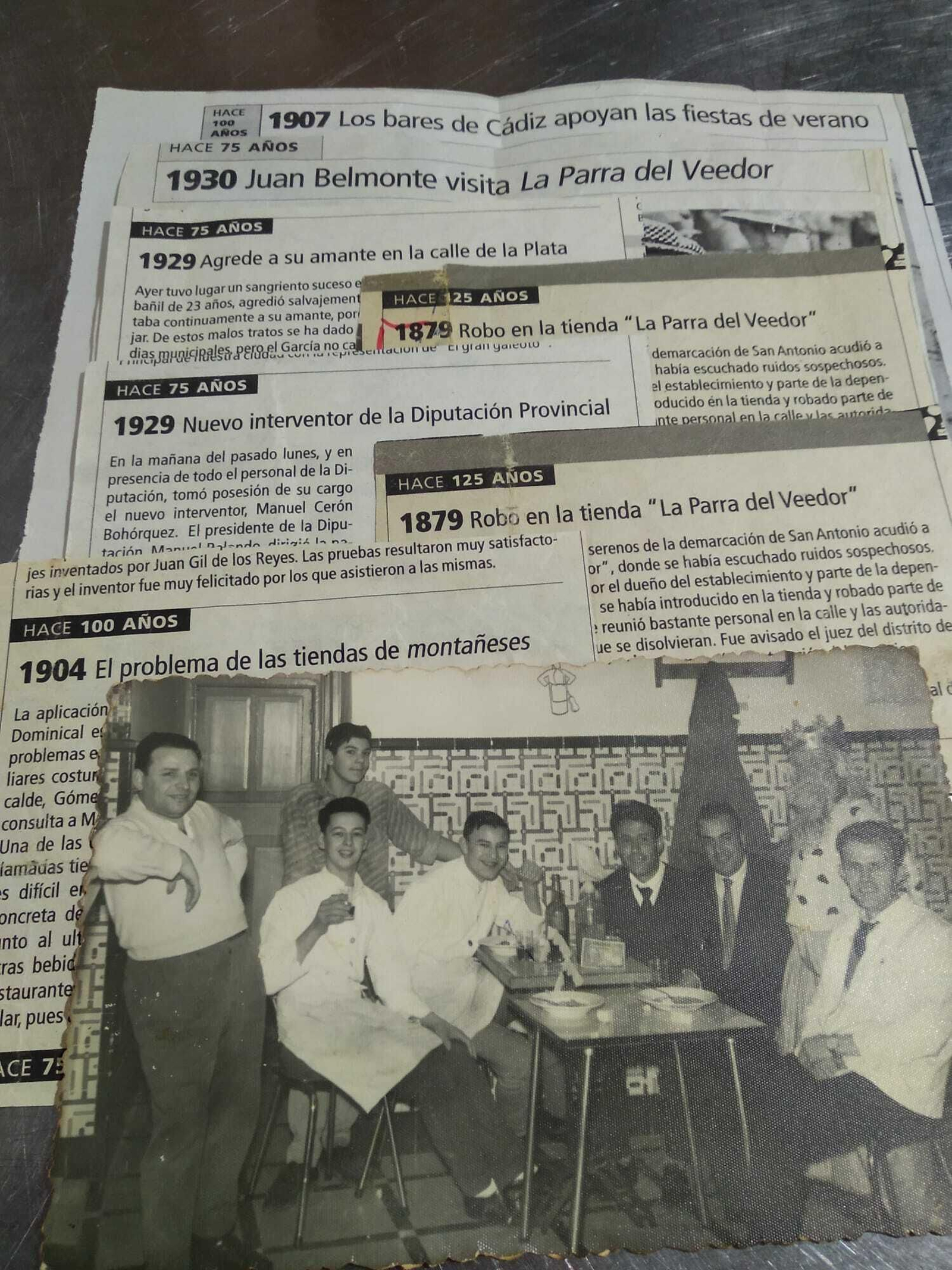 Detalle de los recortes de prensa y foto del personal en 1963, con José Bernárdez ya incluido.