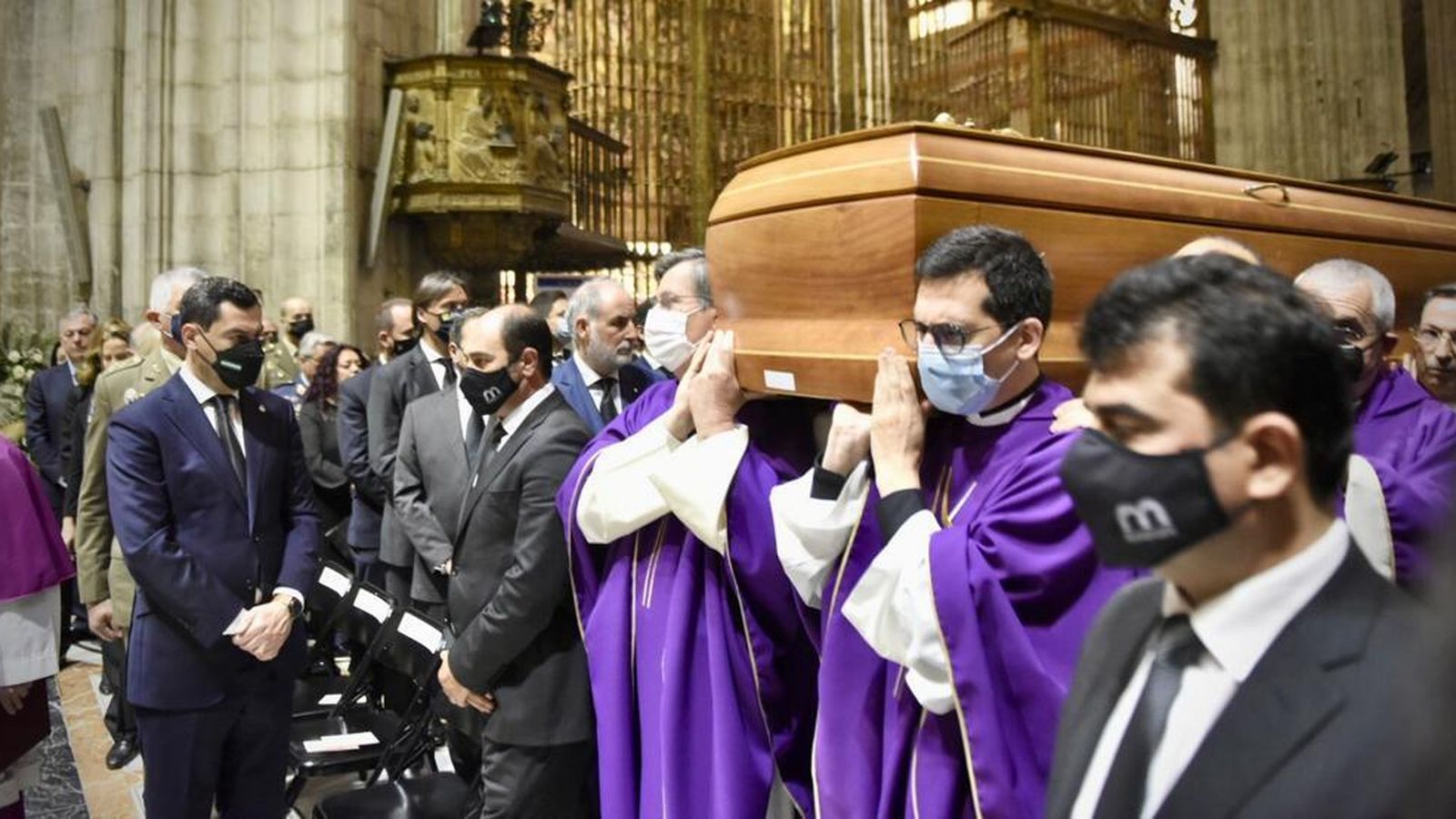 El féretro del cardenal, dentro de la Catedral.