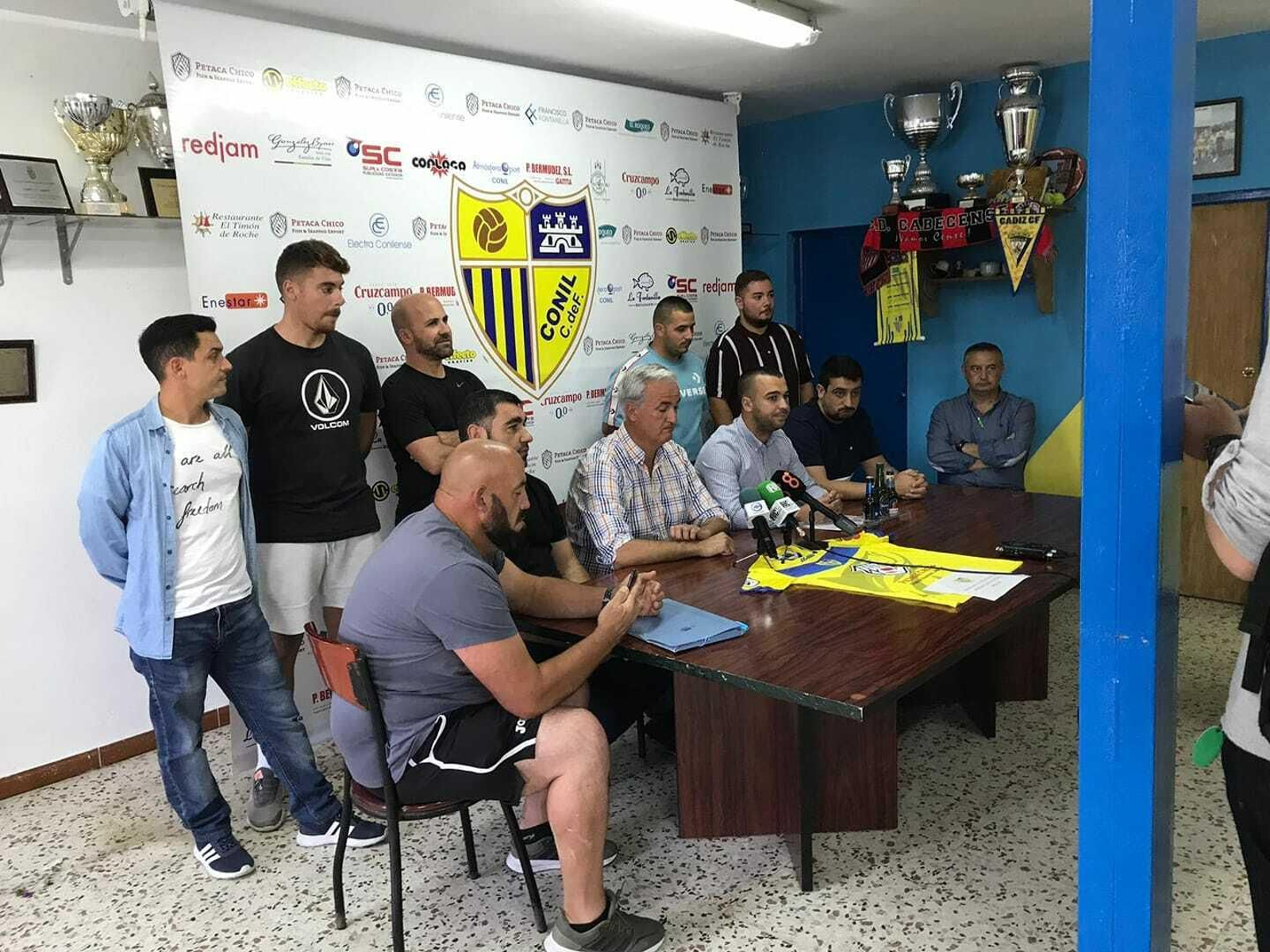 Antonio Brenes preside la rueda de prensa del nombramiento del nuevo entrenador.