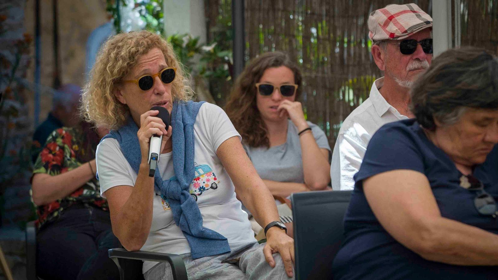 Cisneros interviene en uno de los coloquios organizadores durante una de las sesiones del festival tarifeño