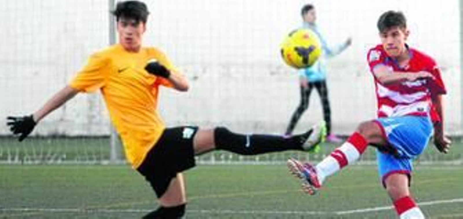Un jugador del Granada CF despeja el balón durante el transcurso del partido de ayer, celebrado en el Miguel Prieto.