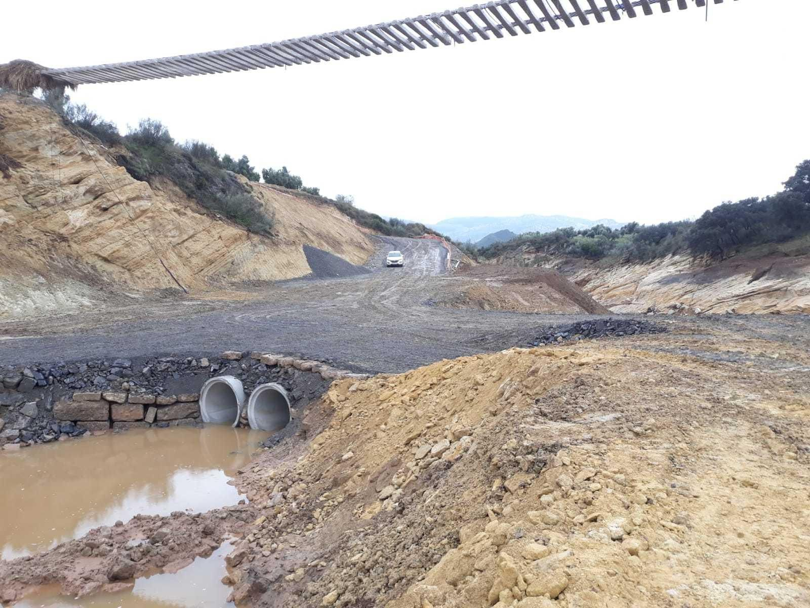 Los trabajos de cimentación que se llevan a cabo bajo las vías en Campillos
