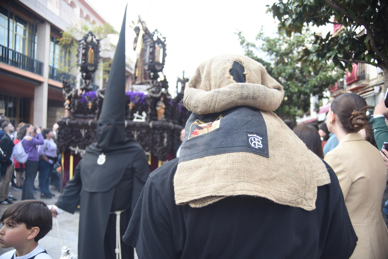 La procesión del Nazareno en este Jueves Santo de Córdoba, en imágenes
