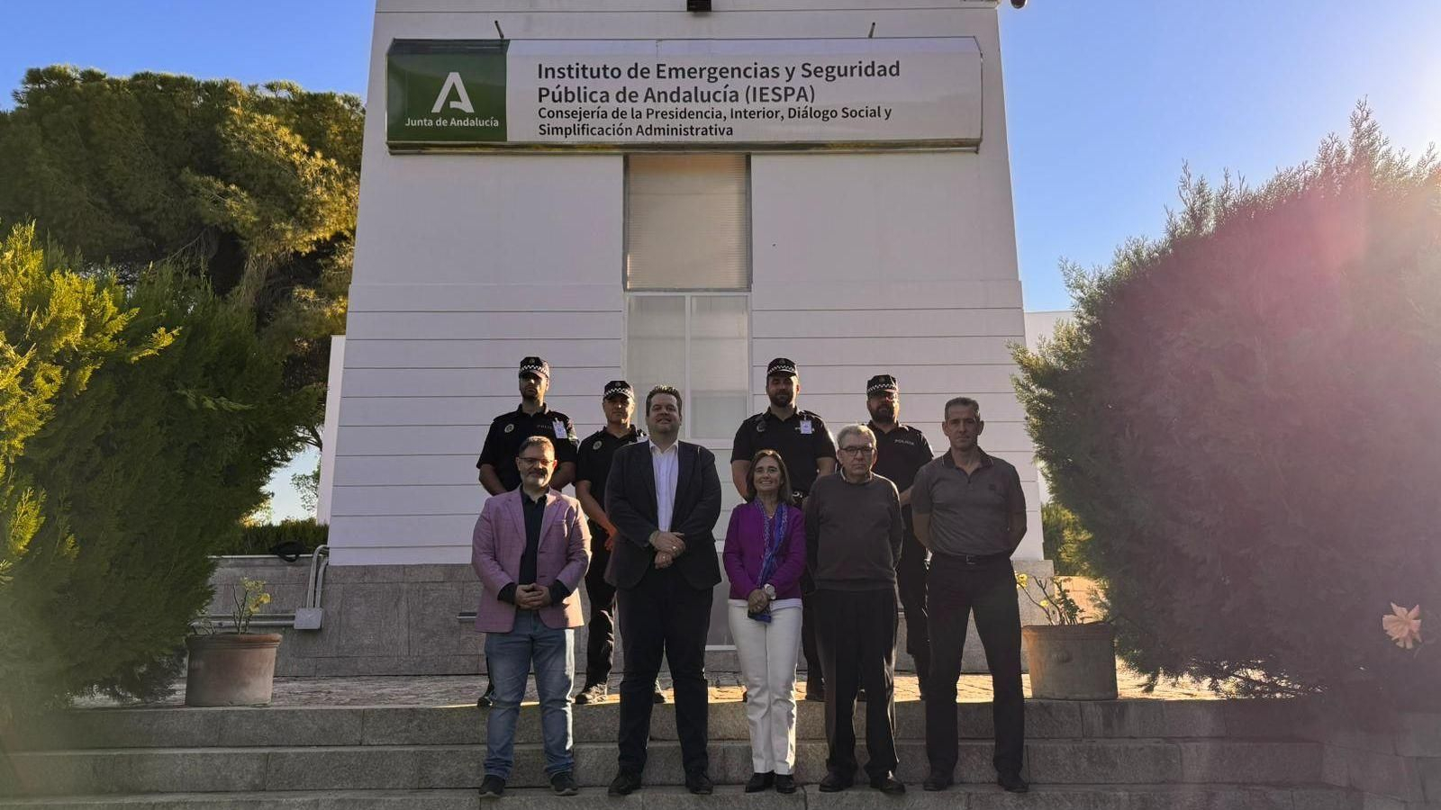 Los nuevos Oficiales junto al alcalde, Carlos Porcel, y el concejal Antonio García, durante una visita al IESPA)