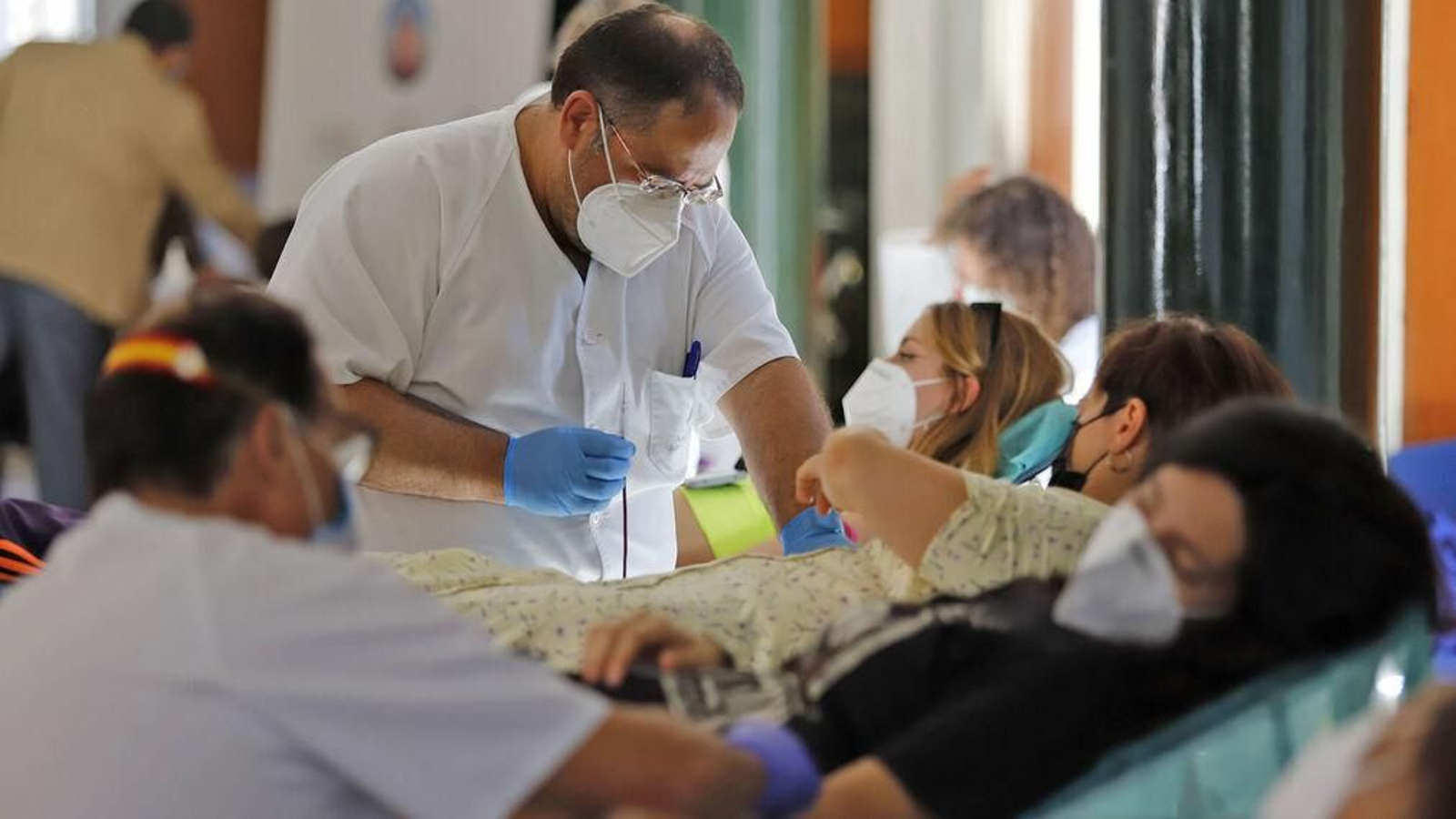 Personas donan sangre. Personas donan sangre.