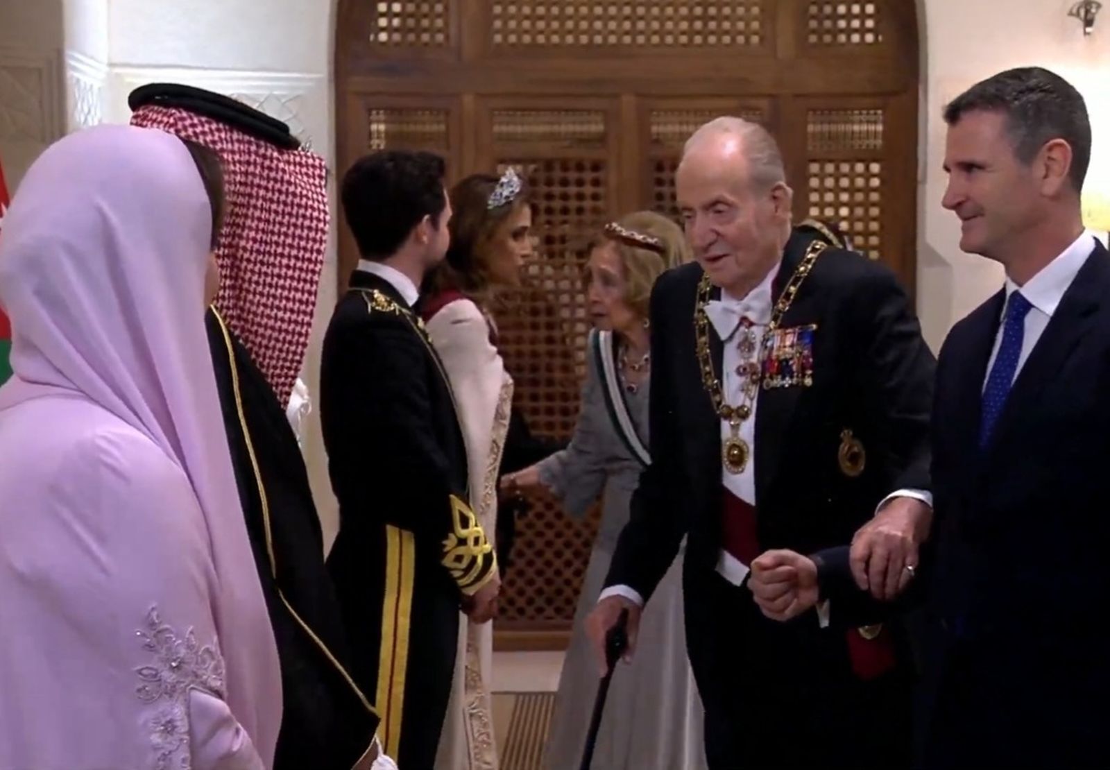 Don Juan Carlos saluda a los padres de la novia, de origen saudí