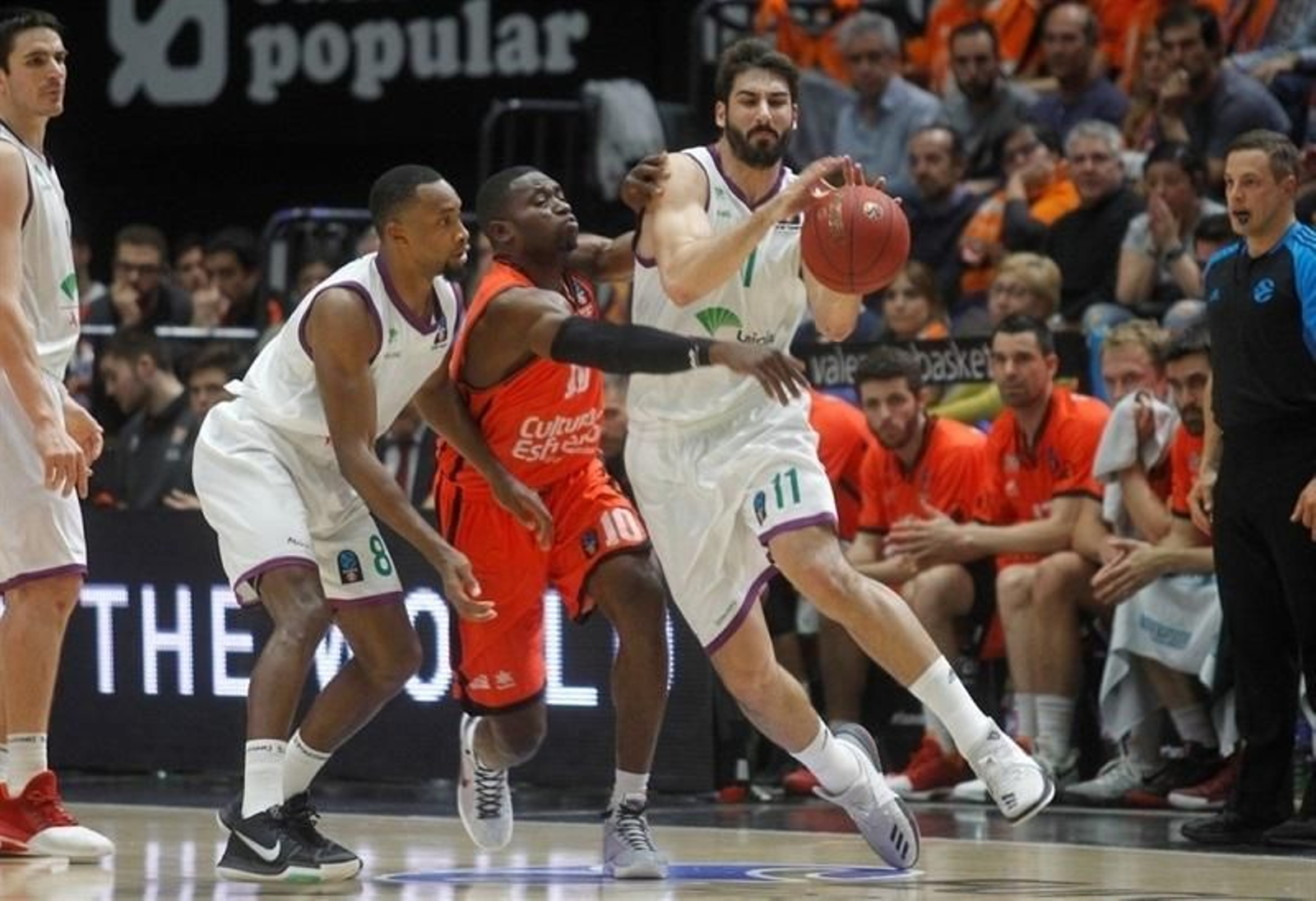 Dani Díez aguanta la embestida de Sato.