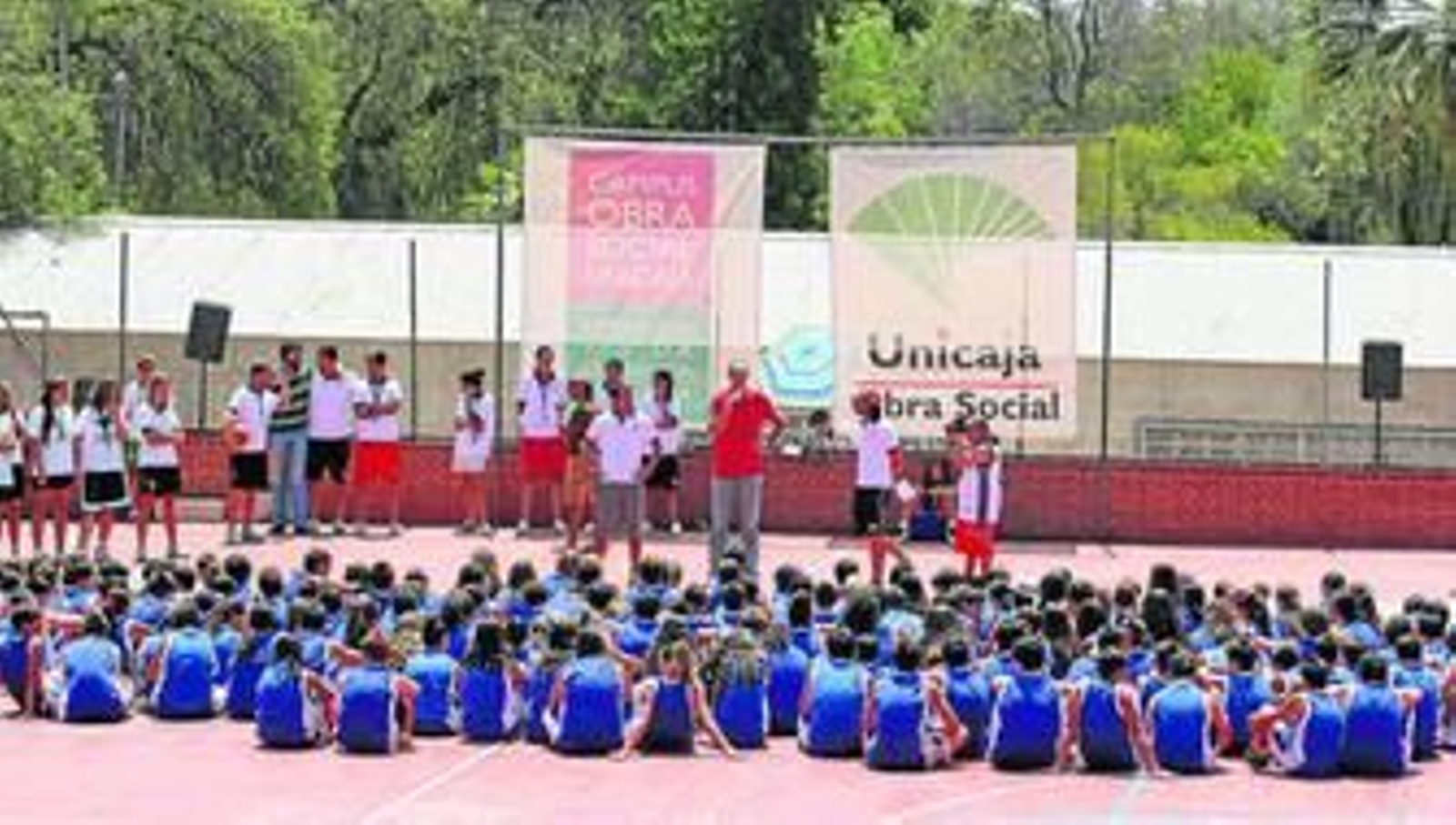 Carlos Jiménez se dirige a los niños del Campus Unicaja, que se celebra en la Residencia Andalucía.