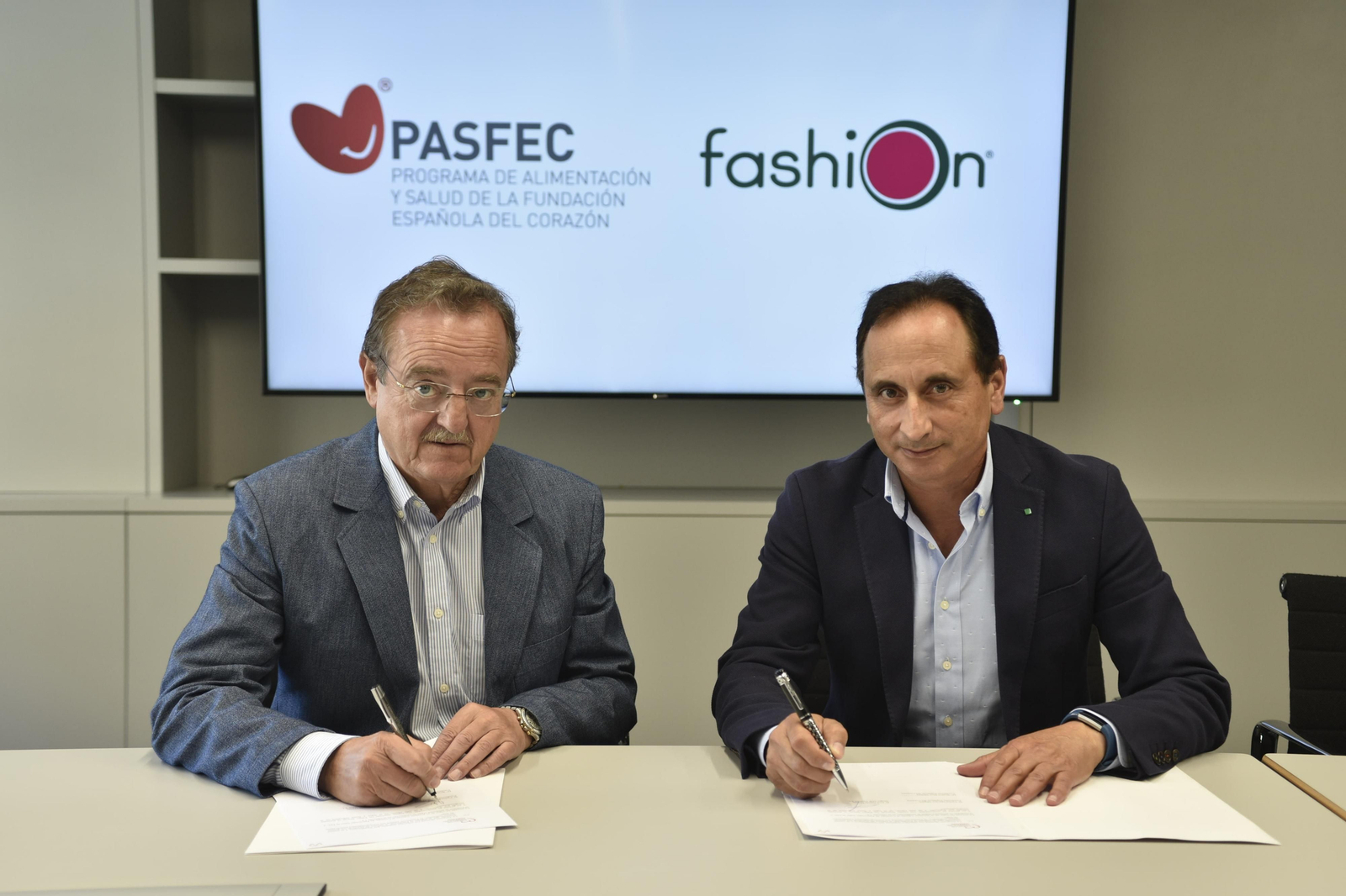 Carlos Macaya y José García firman el acuerdo.