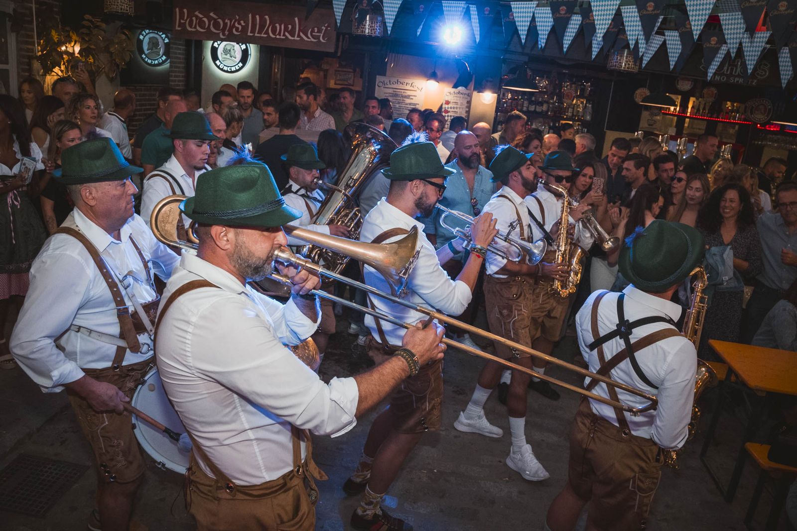 Búscate en las imágenes del viernes 27 de septiembre en el Oktoberfest de Plaza Canterbury en Jerez