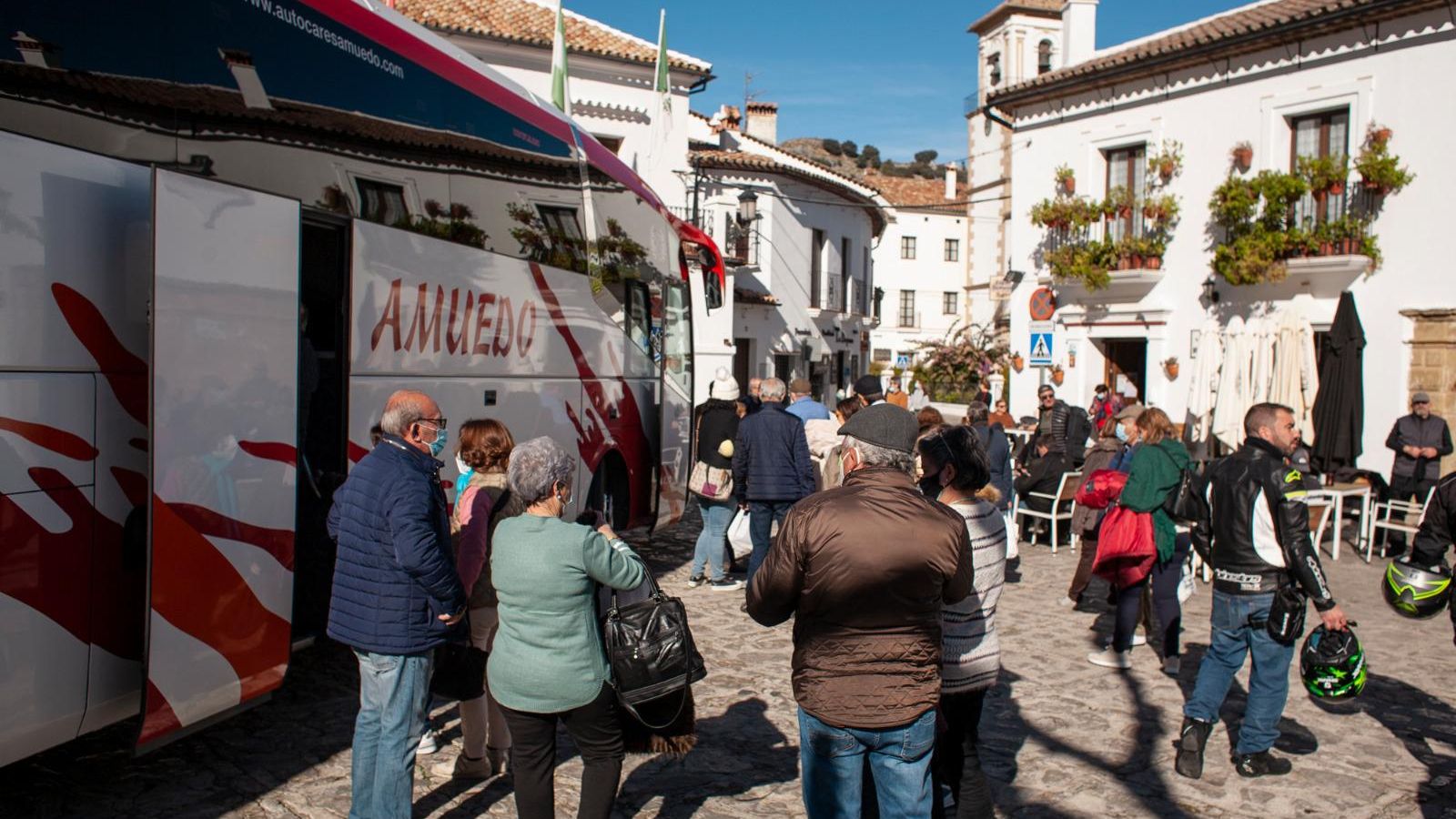 Llegada de un autobús con turistas a Grazalema.