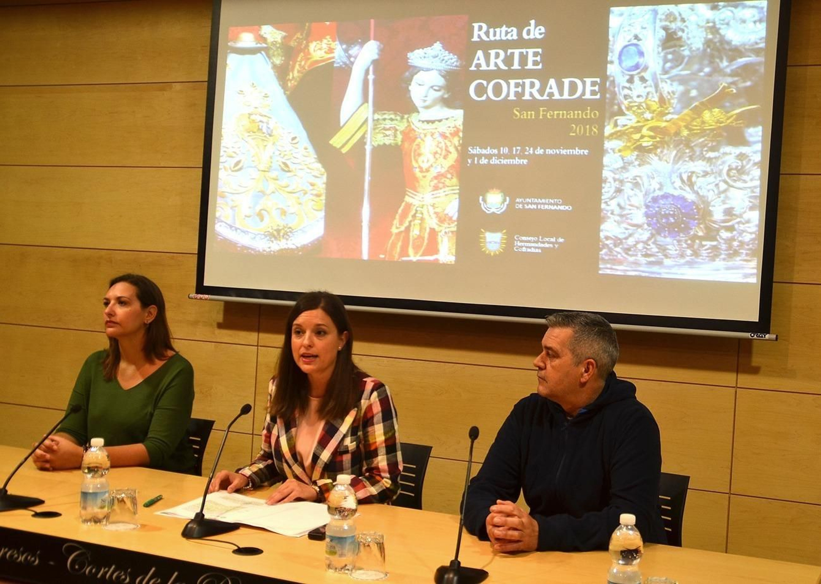 Patricia Cavada (centro),  junto a Mónica Orihuela y Antonio Luque en la presentación de la ruta de Arte Cofrade.