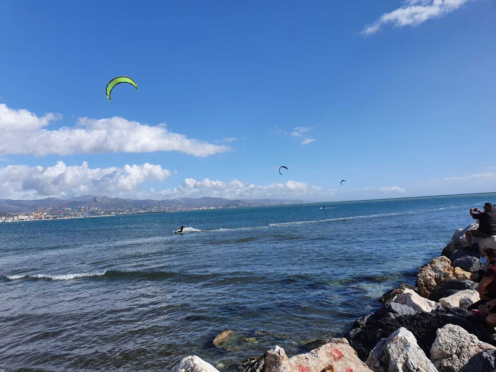 Domingo de kitesurf en la playa de Sacaba de Málaga, en fotos