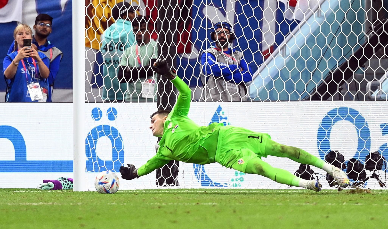 Livakovic para uno de los penaltis de Japón