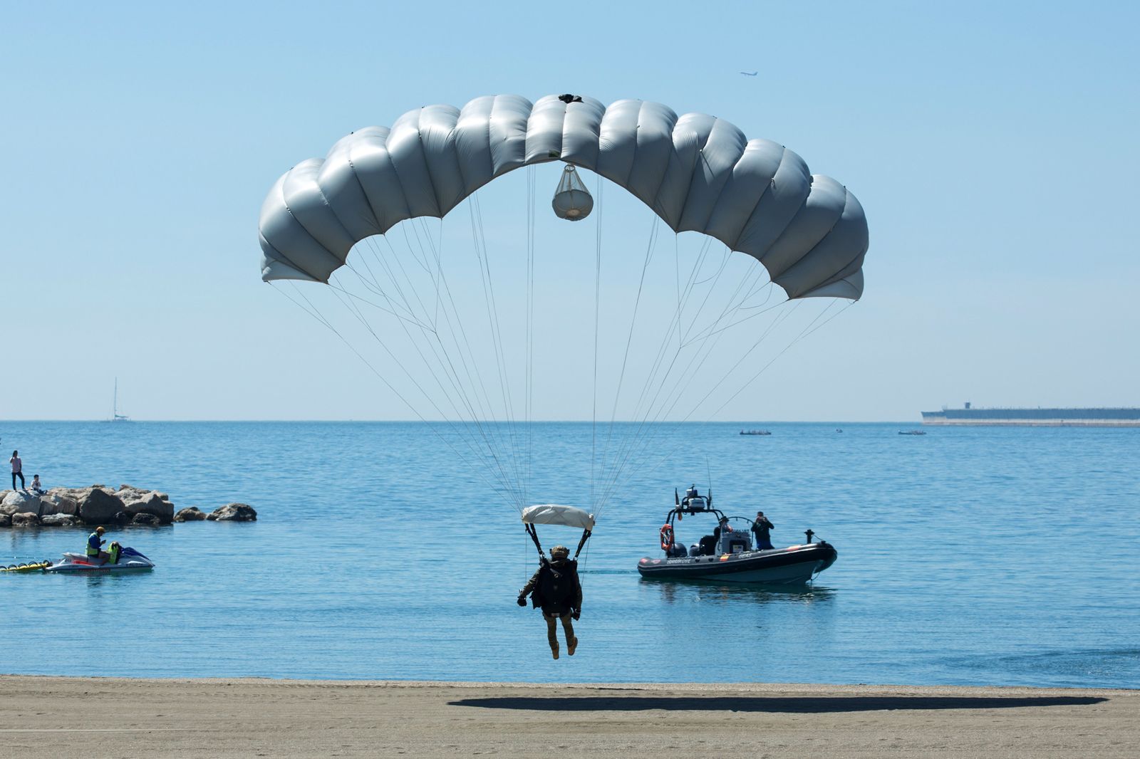 Los paracaidistas exhiben sus destrezas