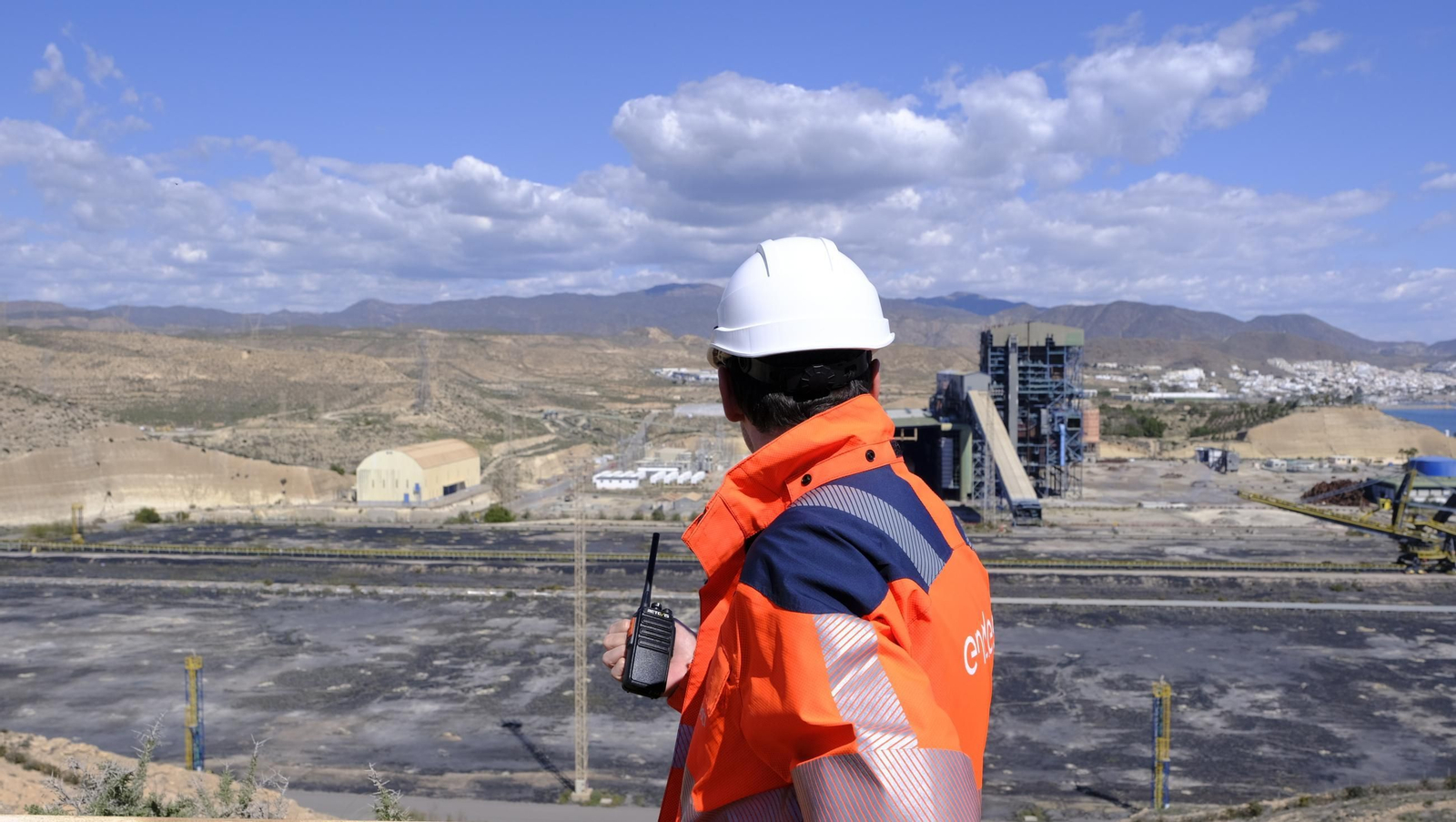 La voladura-demolición de la central térmica de Endesa en Carboneras, en imágenes