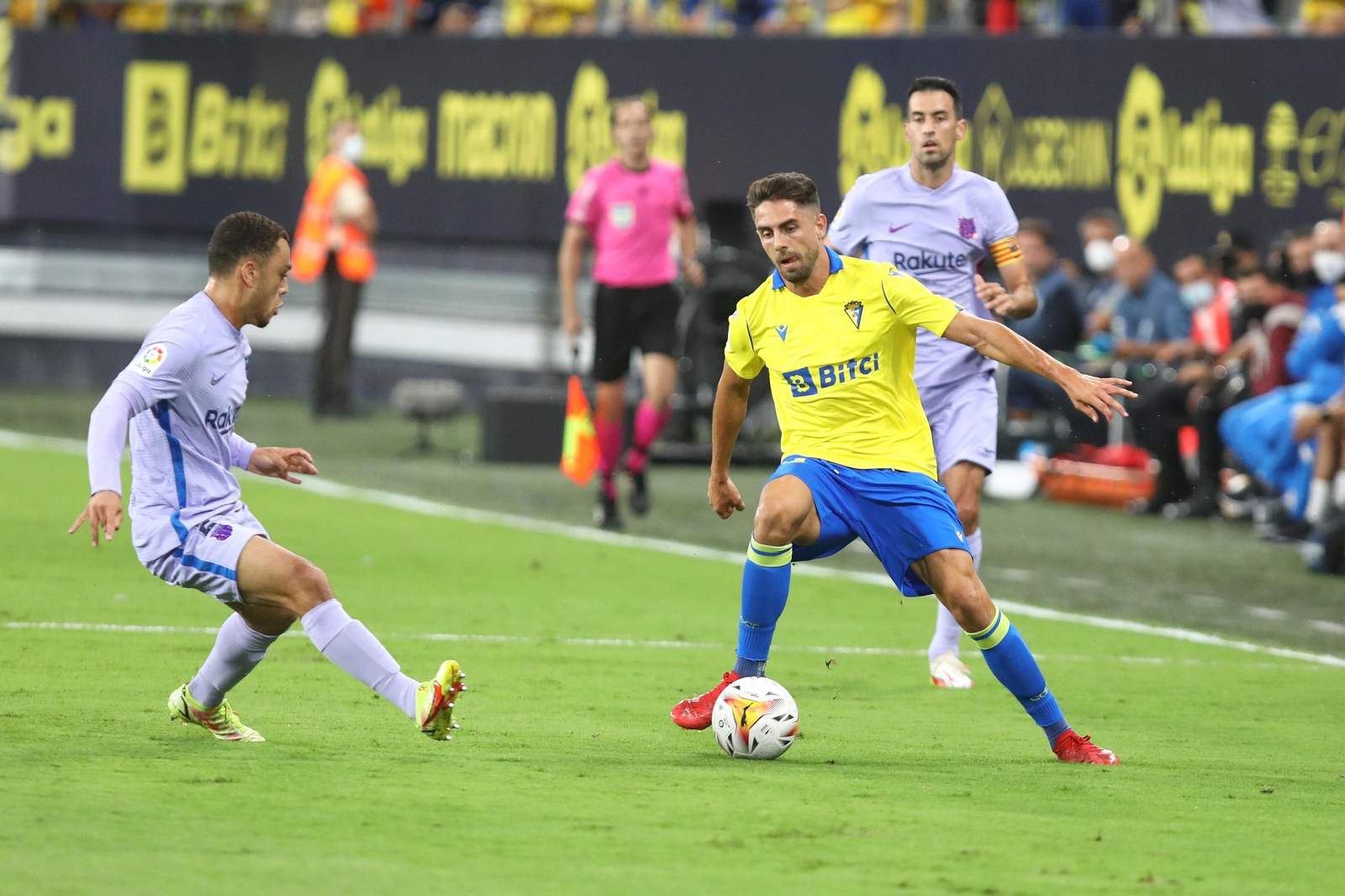 Sobrino ante Dest en el Cádiz-Barcelona de la primera vuelta.