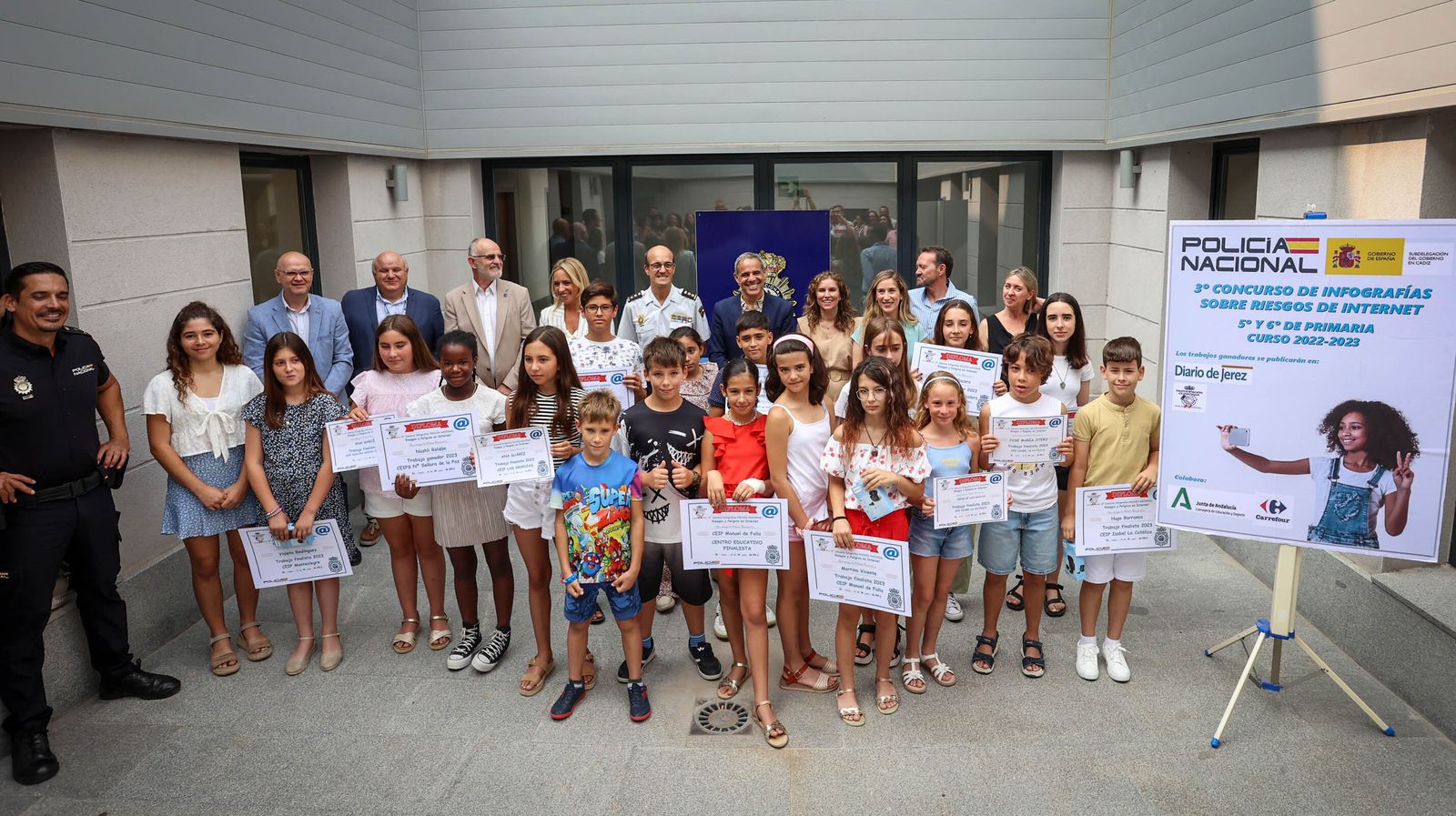 La policía entrega los 3º Premios de Infografías Sobre el Riesgo de Internet a escolares de Jerez