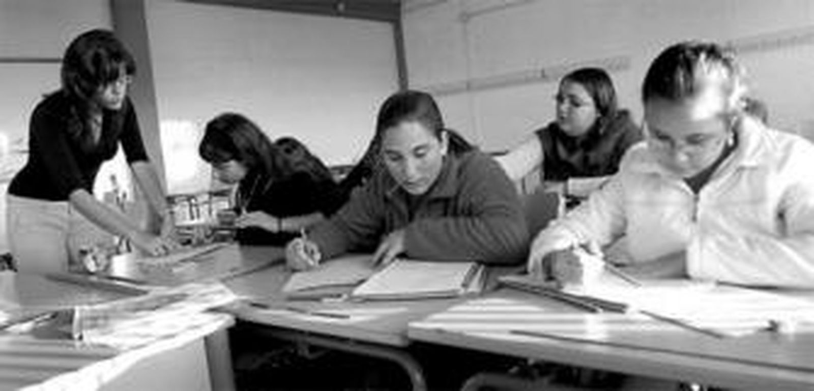 Alumnos de primero de ESO acuden a clases de refuerzo en el IES Juan Ramón Jiménez.