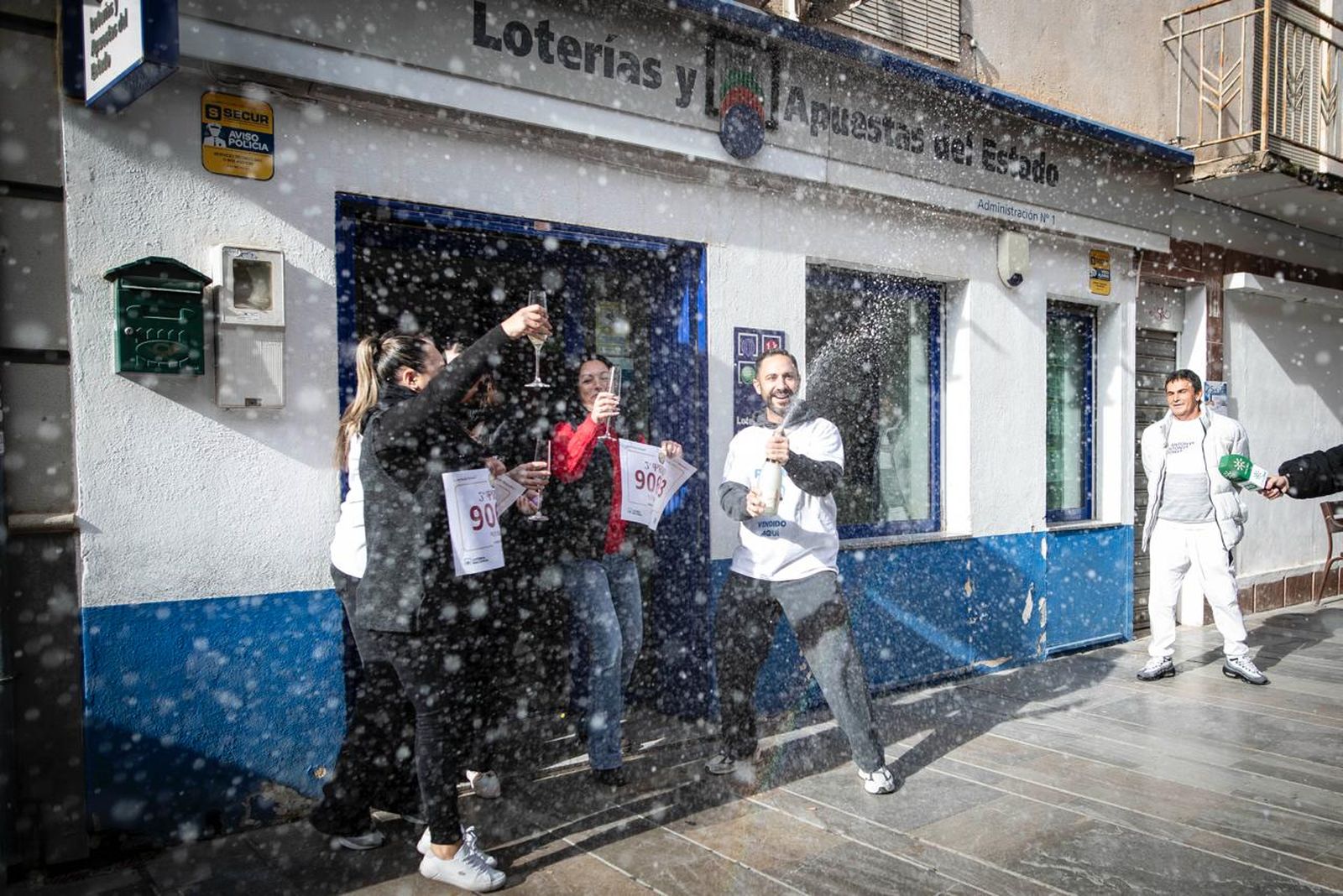 Las imágenes de la euforia en Santa Fe tras los 25 millones que deja la Lotería de Navidad