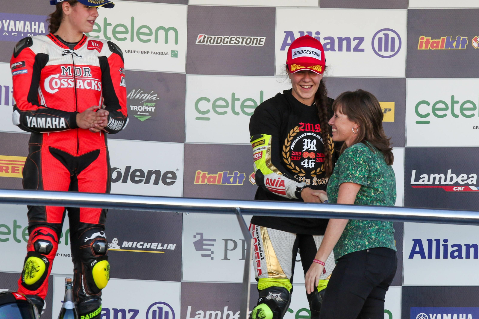 Laura Álvarez, vicepresidenta de Cirjesa, saluda a Paquita Ruiz, campeona de España de Supersport femenino.