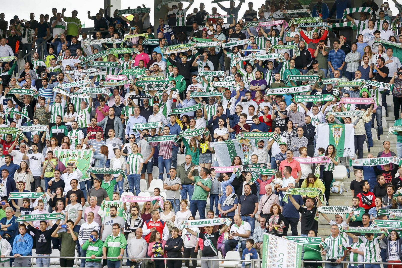 Imagen de una grada del campo cordobesista repleta de seguidores.