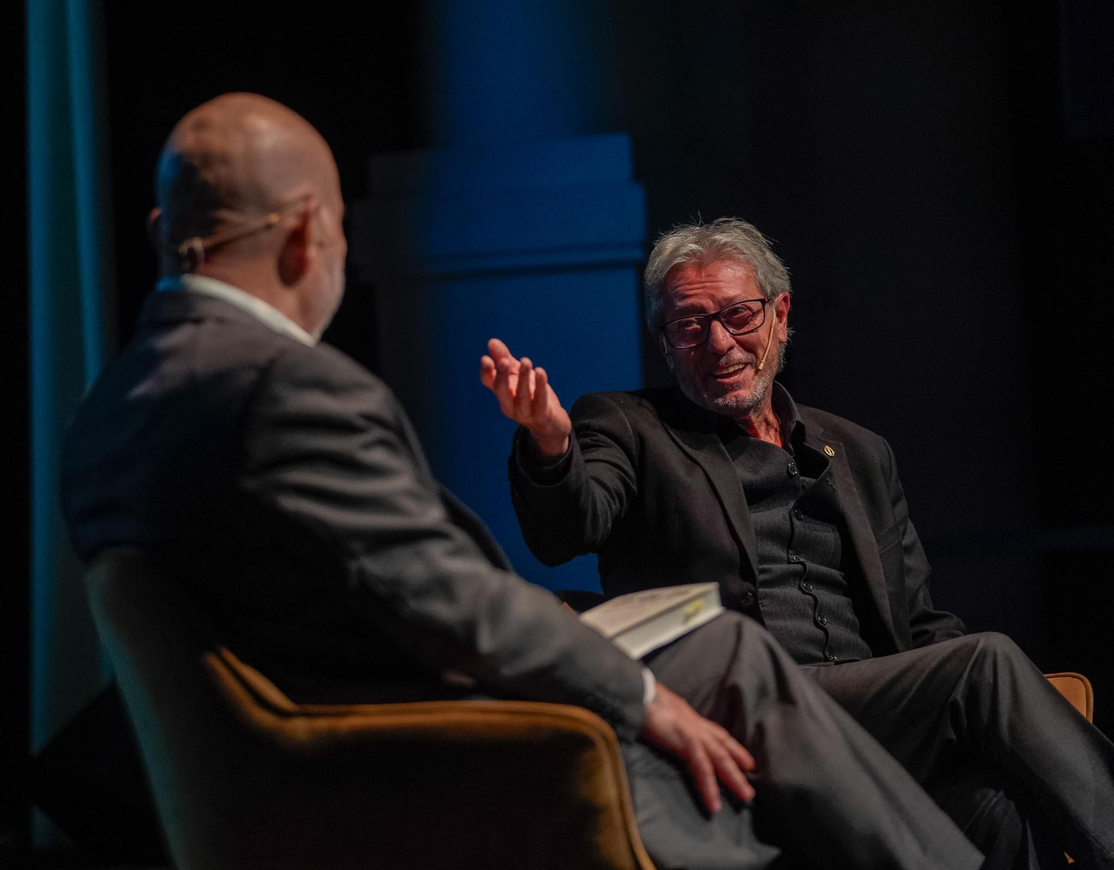 El periodista y escritor jerezano Manuel Bellido, ayer, en la presentación de su libro en la Fundación Cajasol de Sevilla.