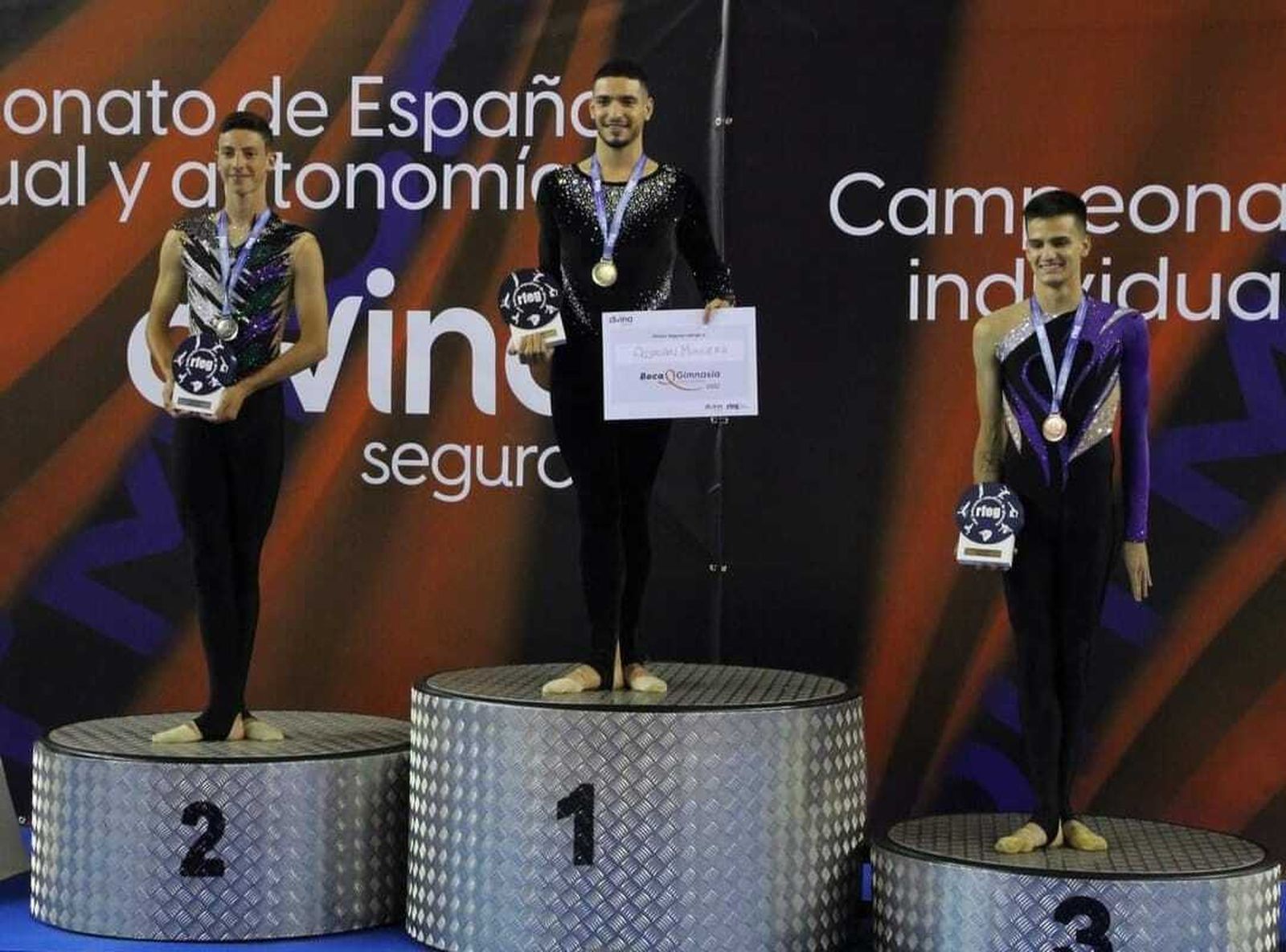 Adrián Munuera en lo más alto del podio